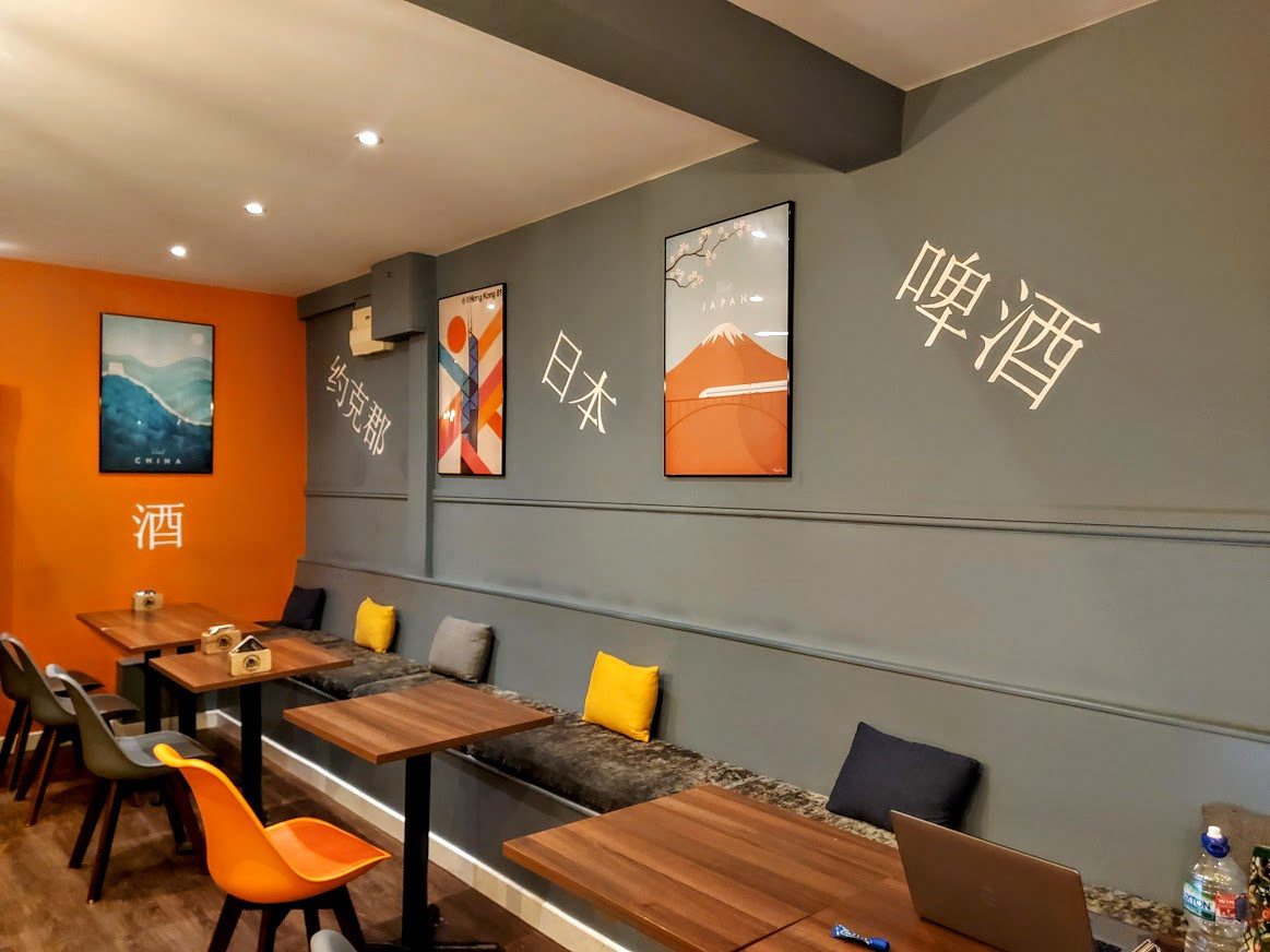 The chinese text says words related to the bar