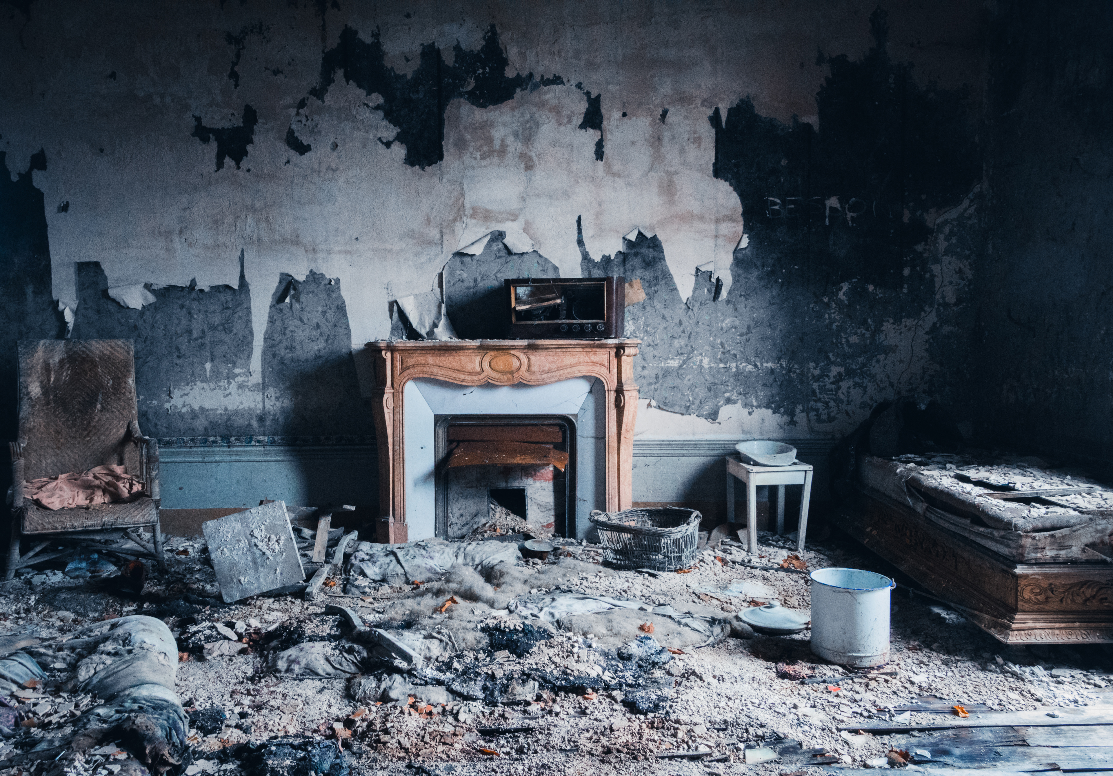 "Decay" - Château Billard