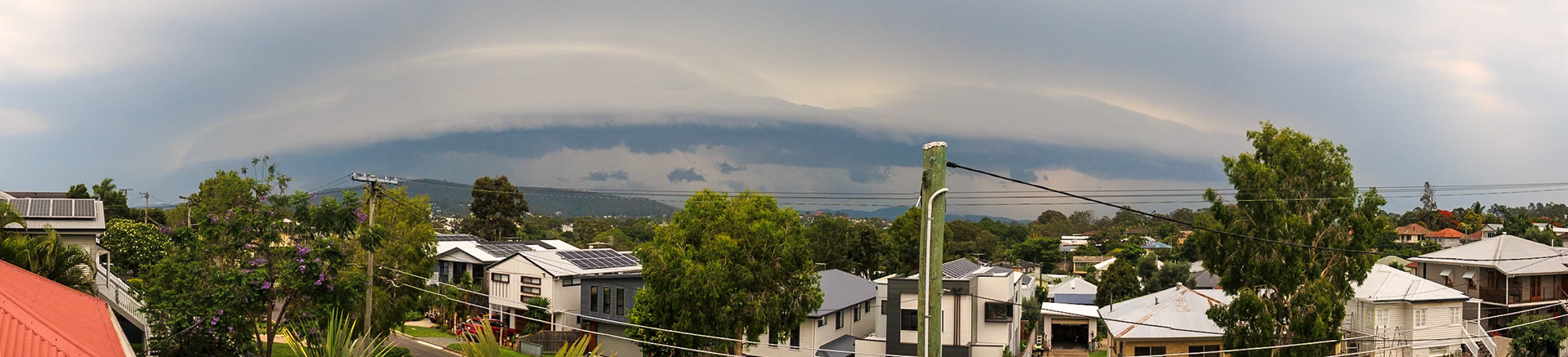 Incoming shelf cloud