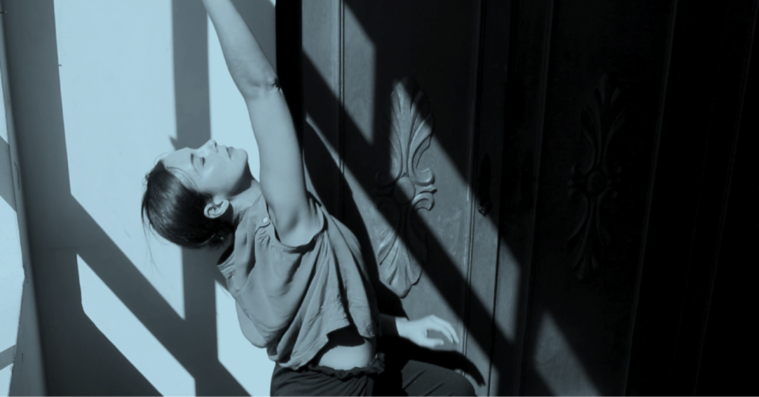 Improvisation: Between light and shadow