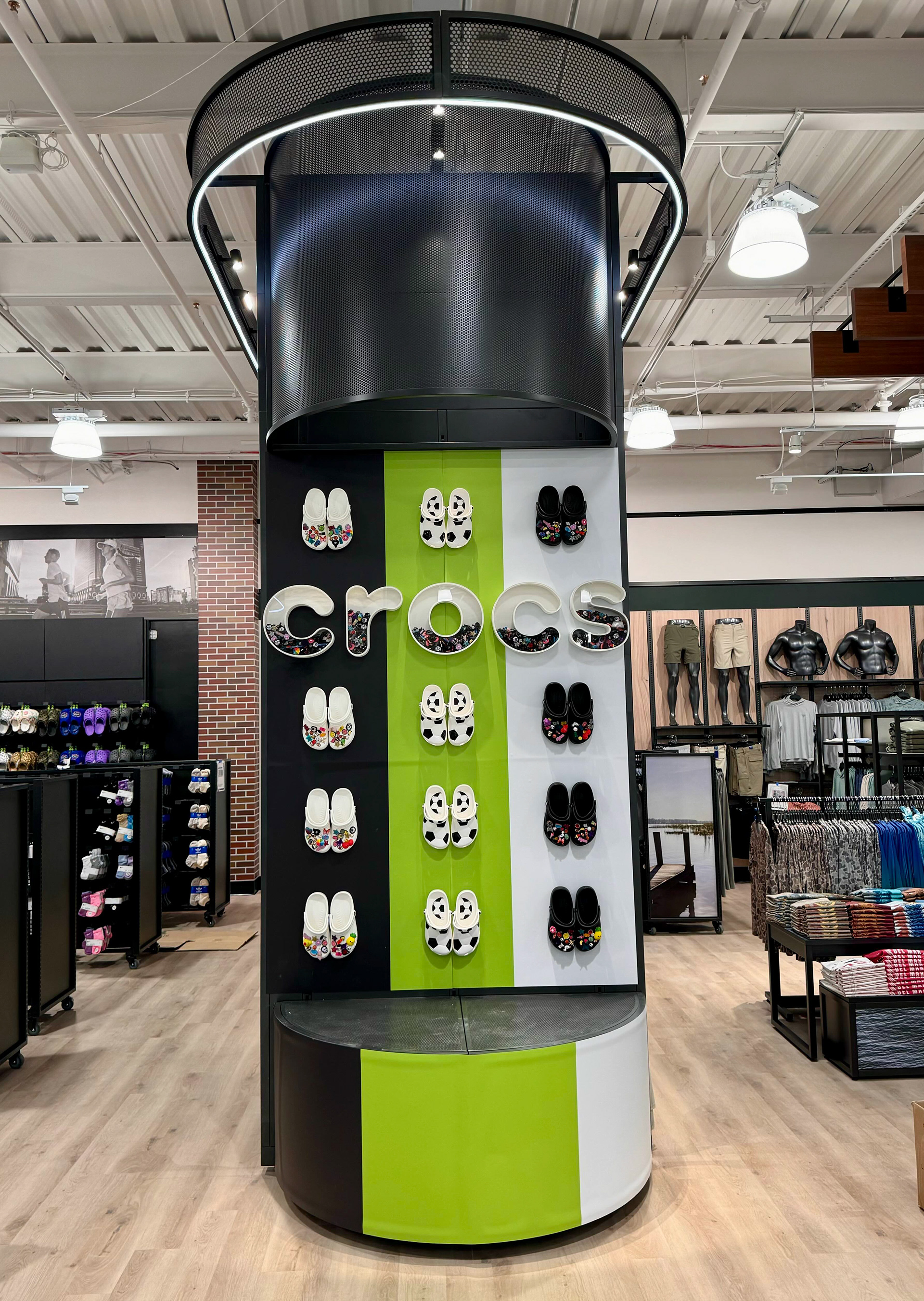 Crocs | Branded interactive endcap