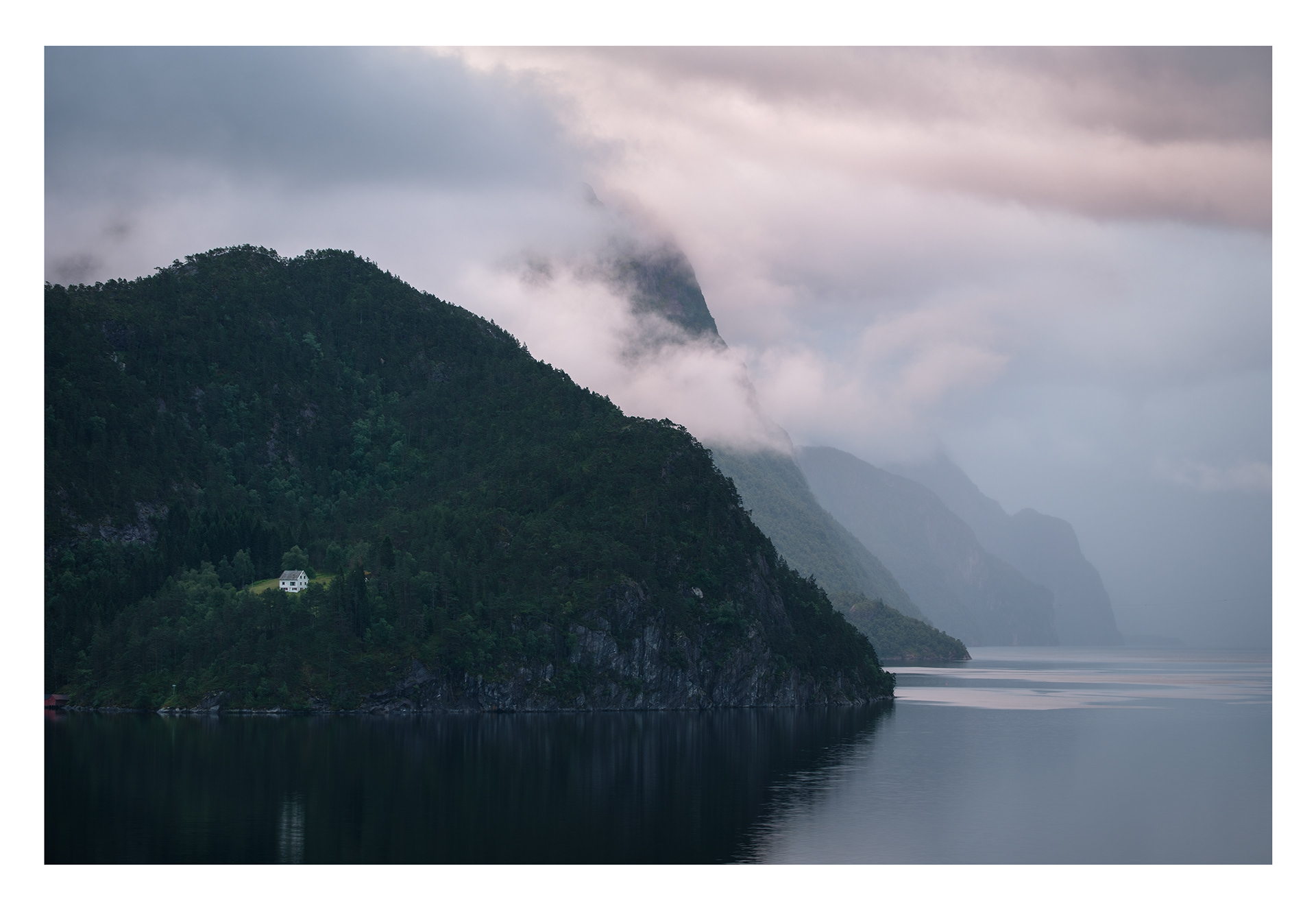 10. Fjell på fjell langs Veafjorden.