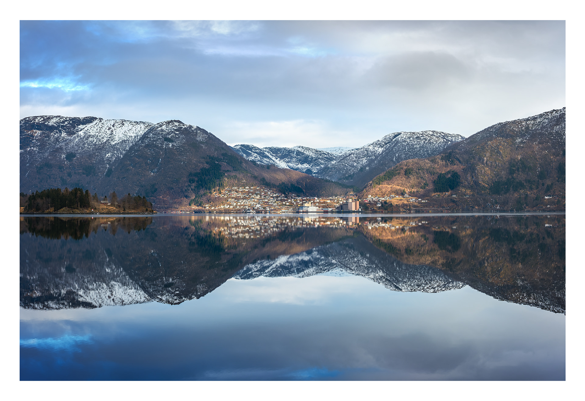31. Vaksdal speglar seg i Sørfjorden.