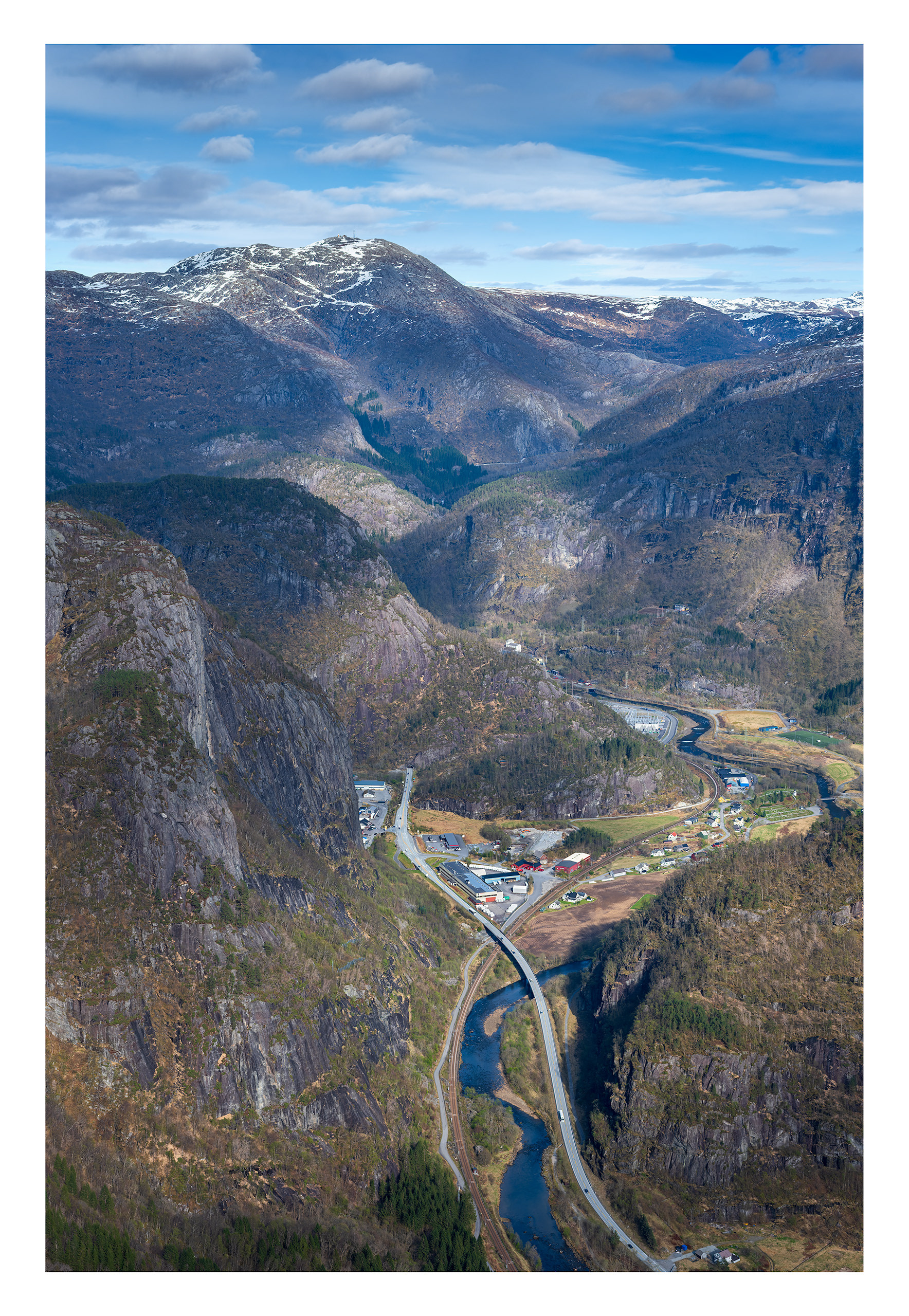 64. Skiftande lys over Dalegarden.