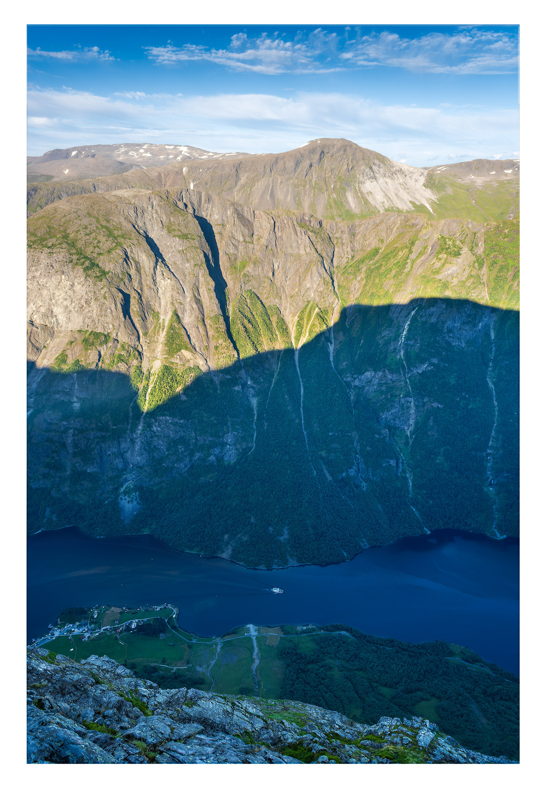142. Ferga er i ruta ved Bakka i Nærøyfjorden.