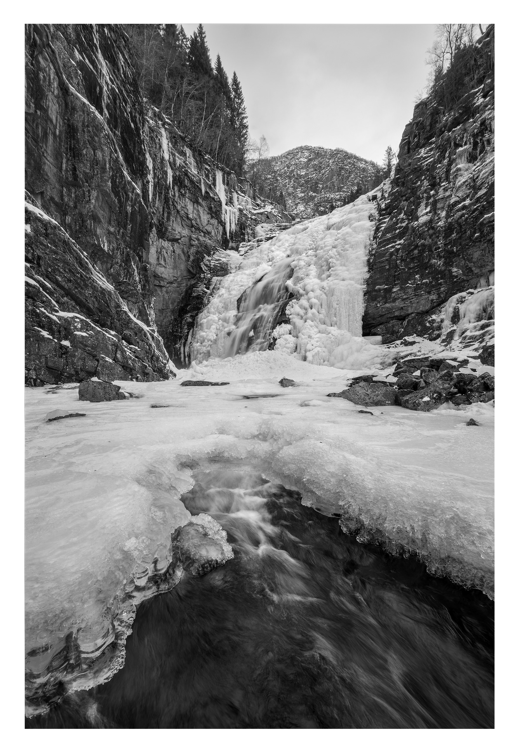 328. Kamp mellom vinter og vår i Bergsdalselva.