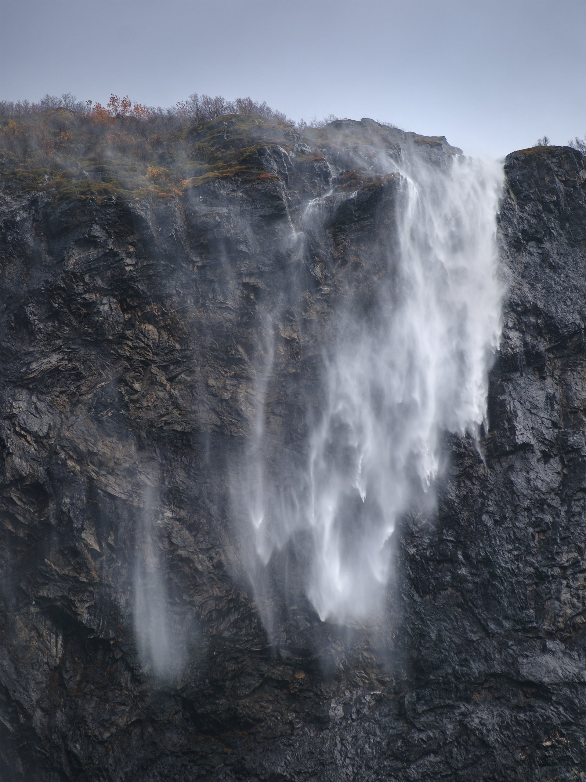 232. Vinden piskar i fjellet.