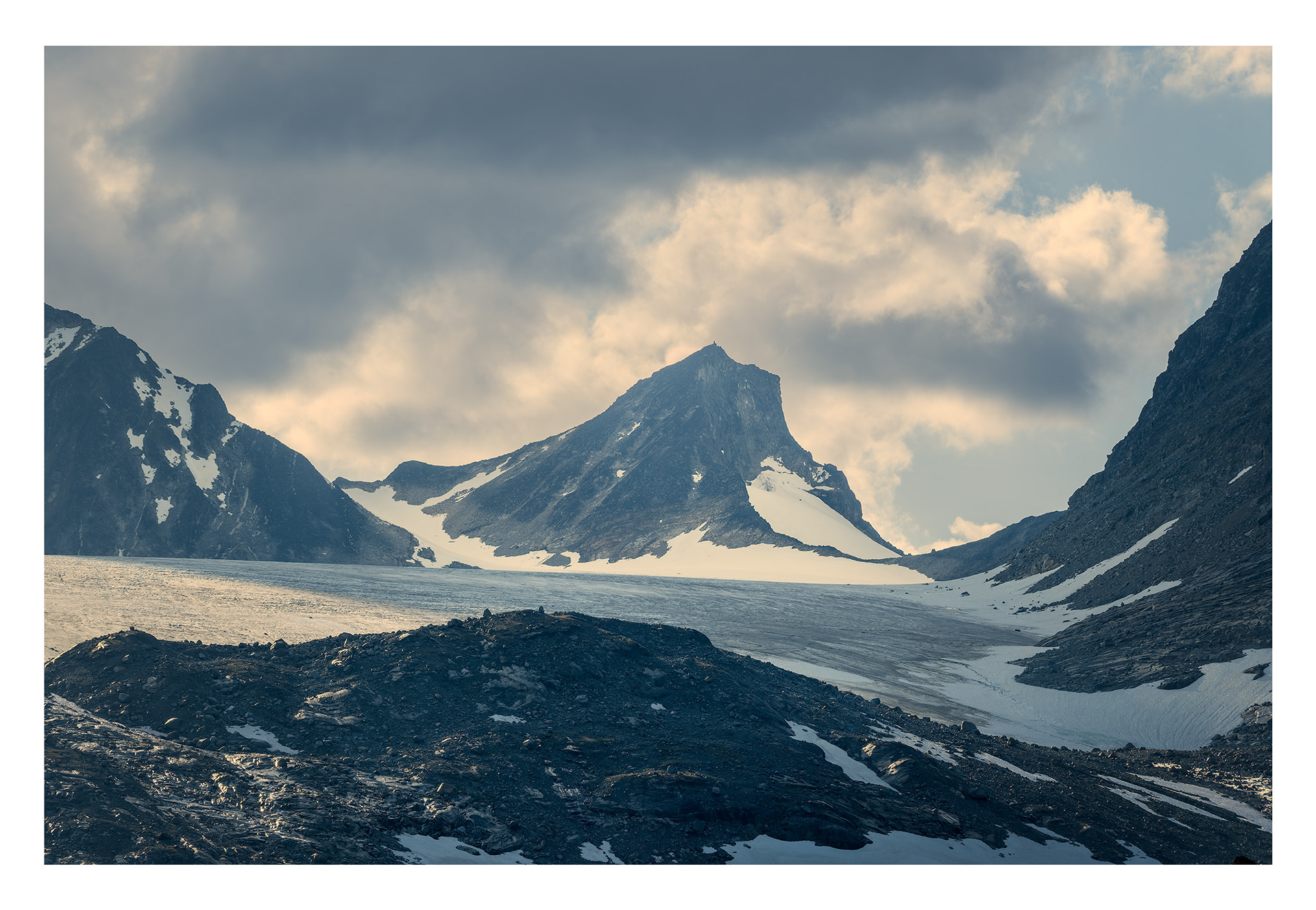 117. Fjell på alle kantar rundt Memurubrean. 