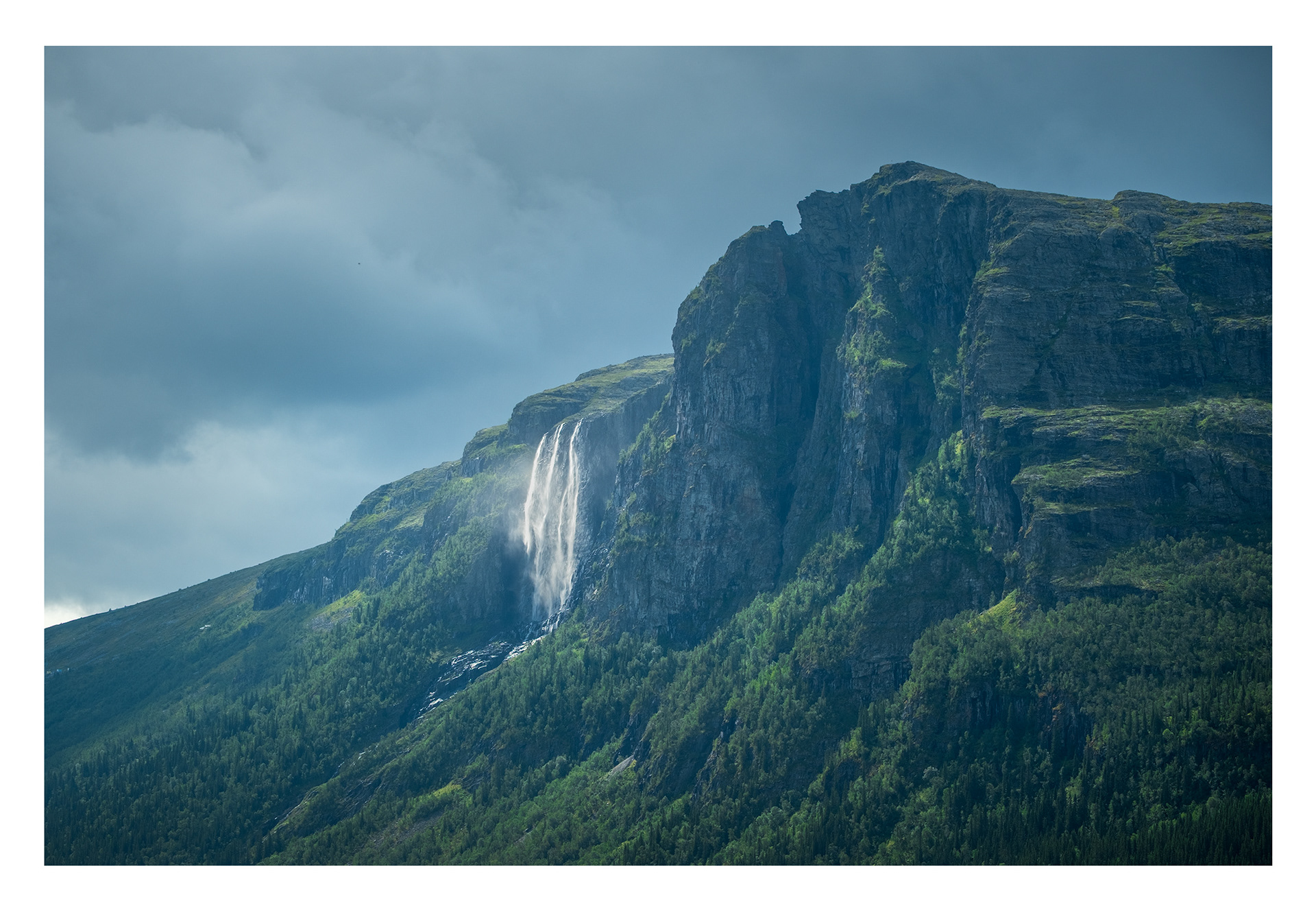 107. Sidelys på Hydnefossen og Kjerringkjeften.