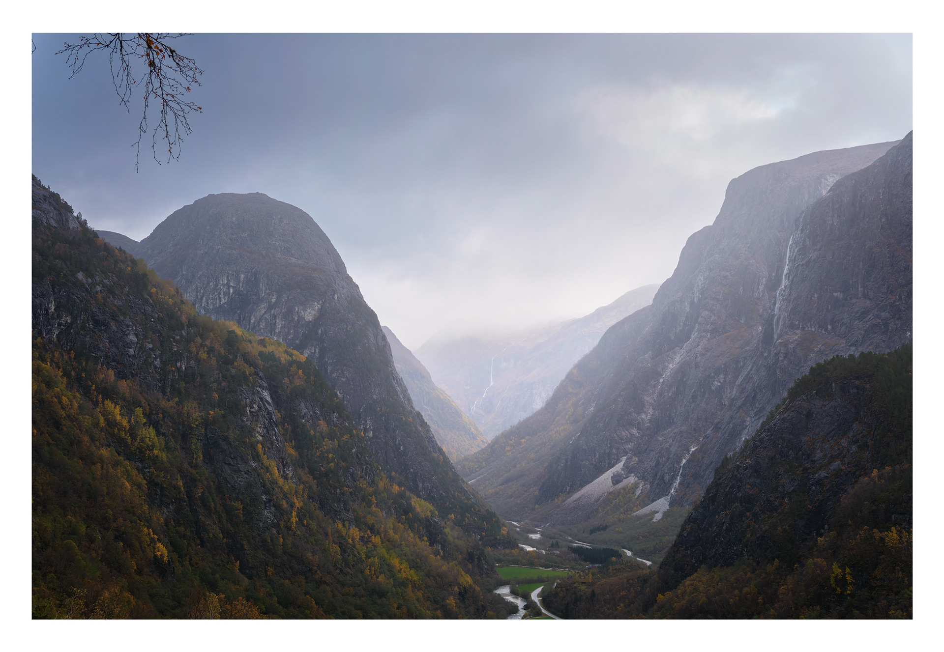 223. Mellom fjella i Nærøydalen.