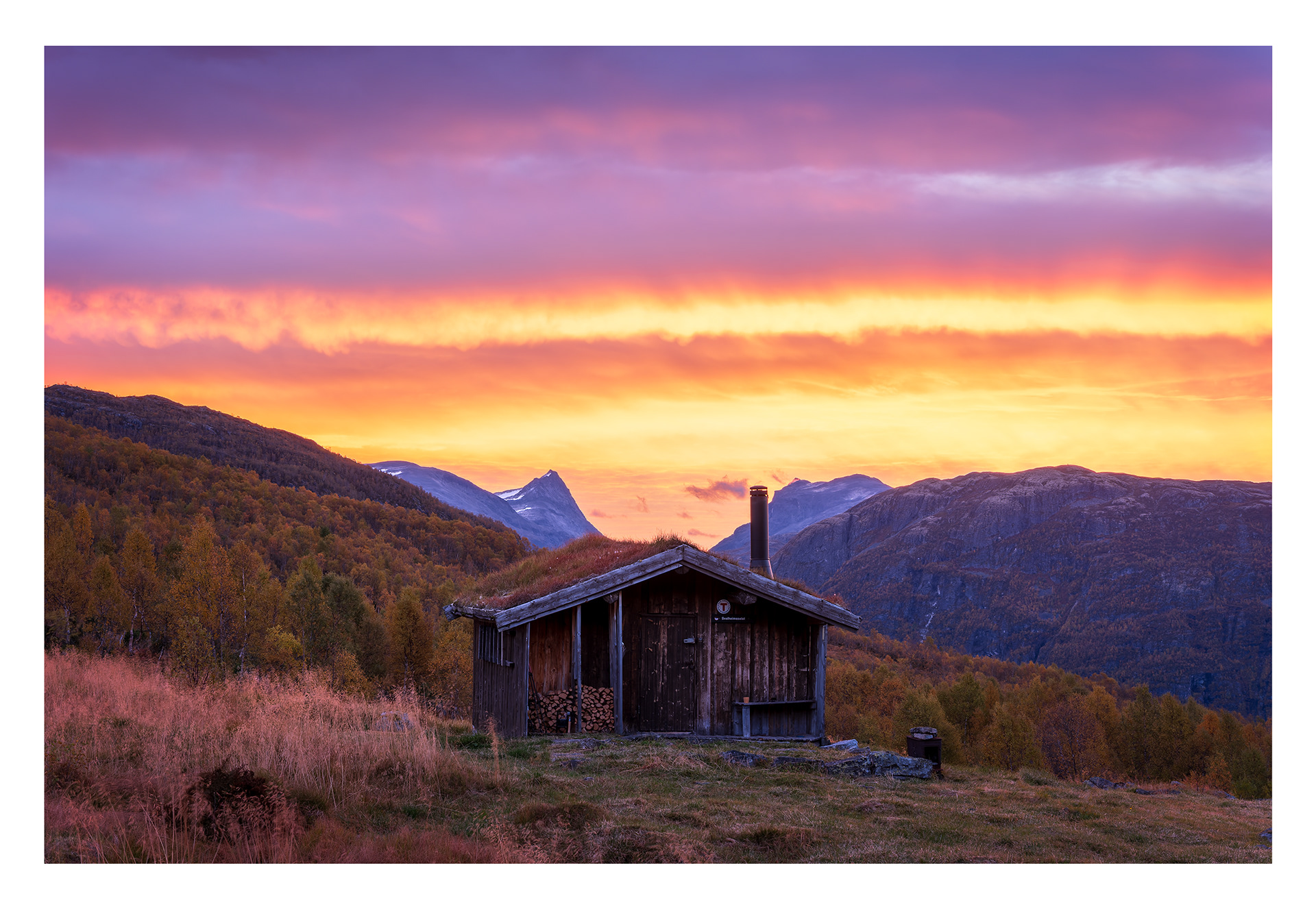 131. Himmellen i brann over Svalheimselet (Falketind og Hjelledalstinden).