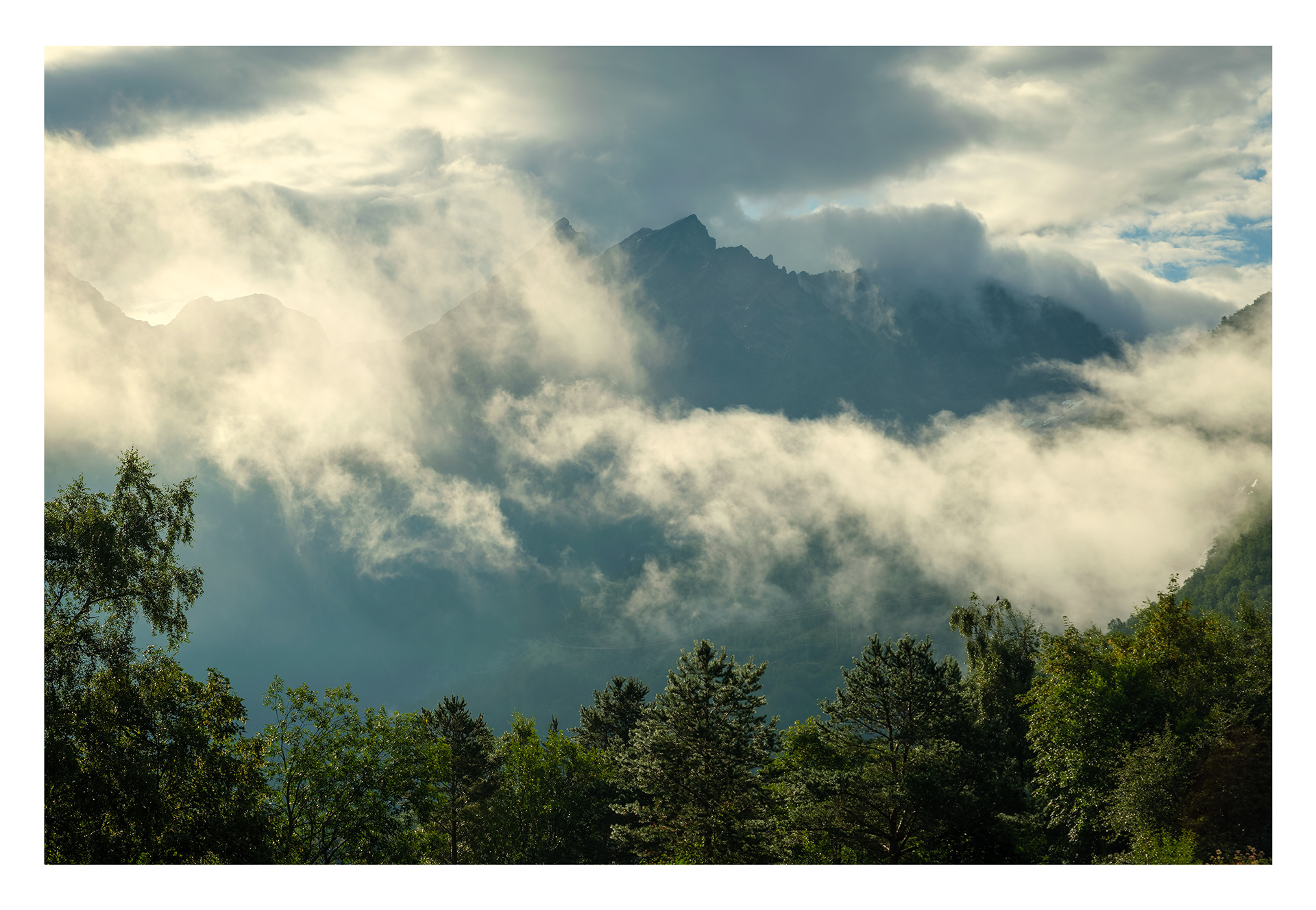 228. Morgonlys i Romsdalen.