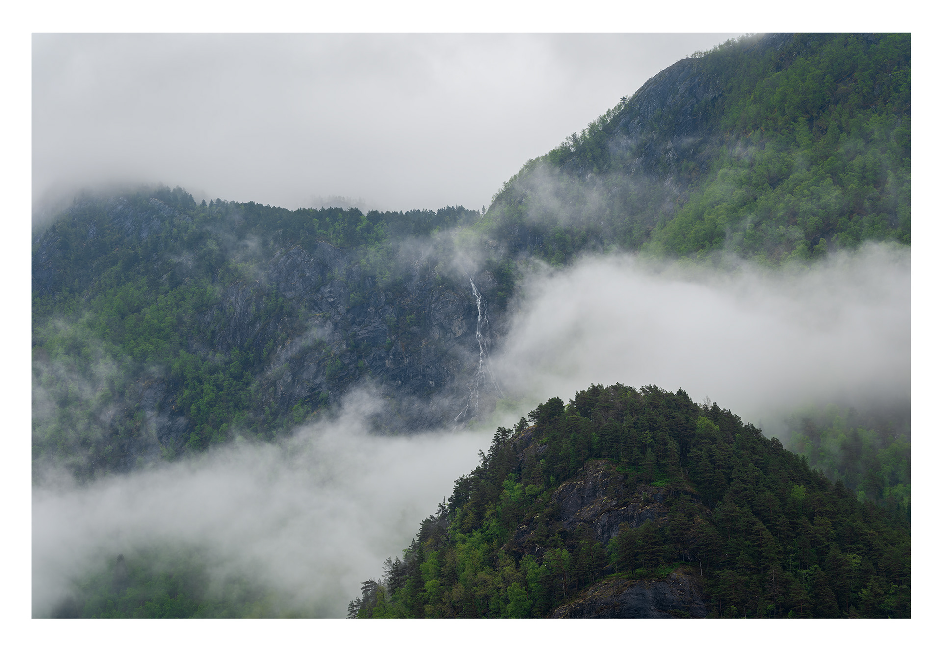 29. Mellom skodde og fjell i Bolstadfjorden.