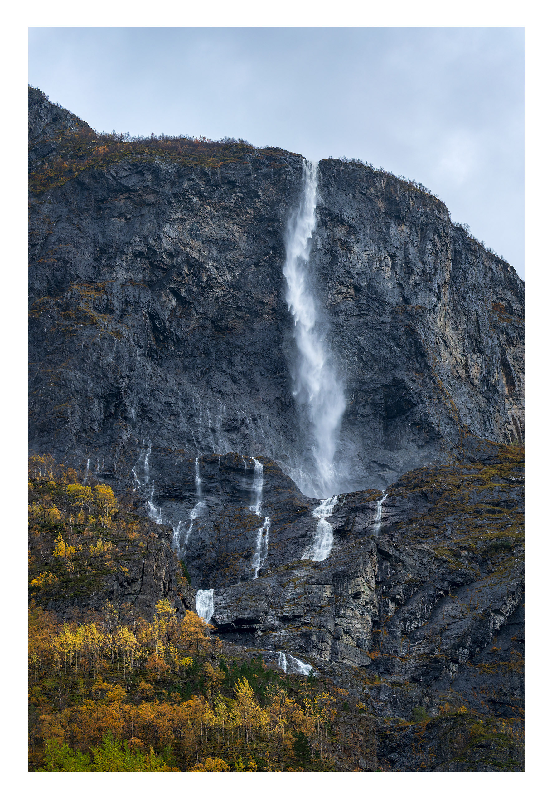 230. Ei stor å, gjev mange bekkar små.