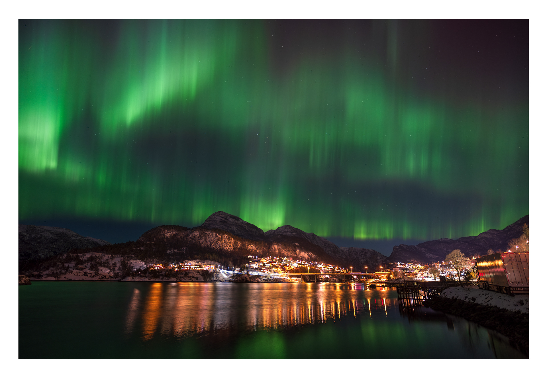 45. Dansande nordlys over Stanghelle.