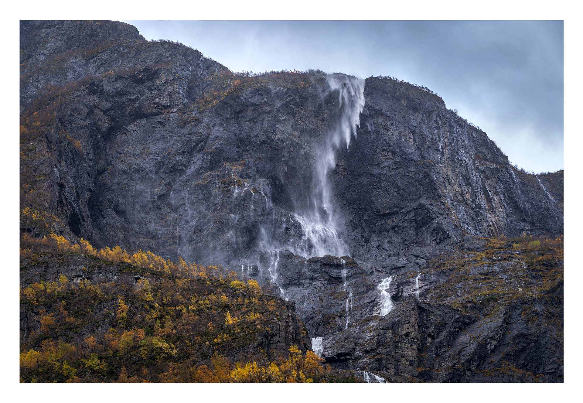 215. Vindfull haustdag i Kjelfossen.