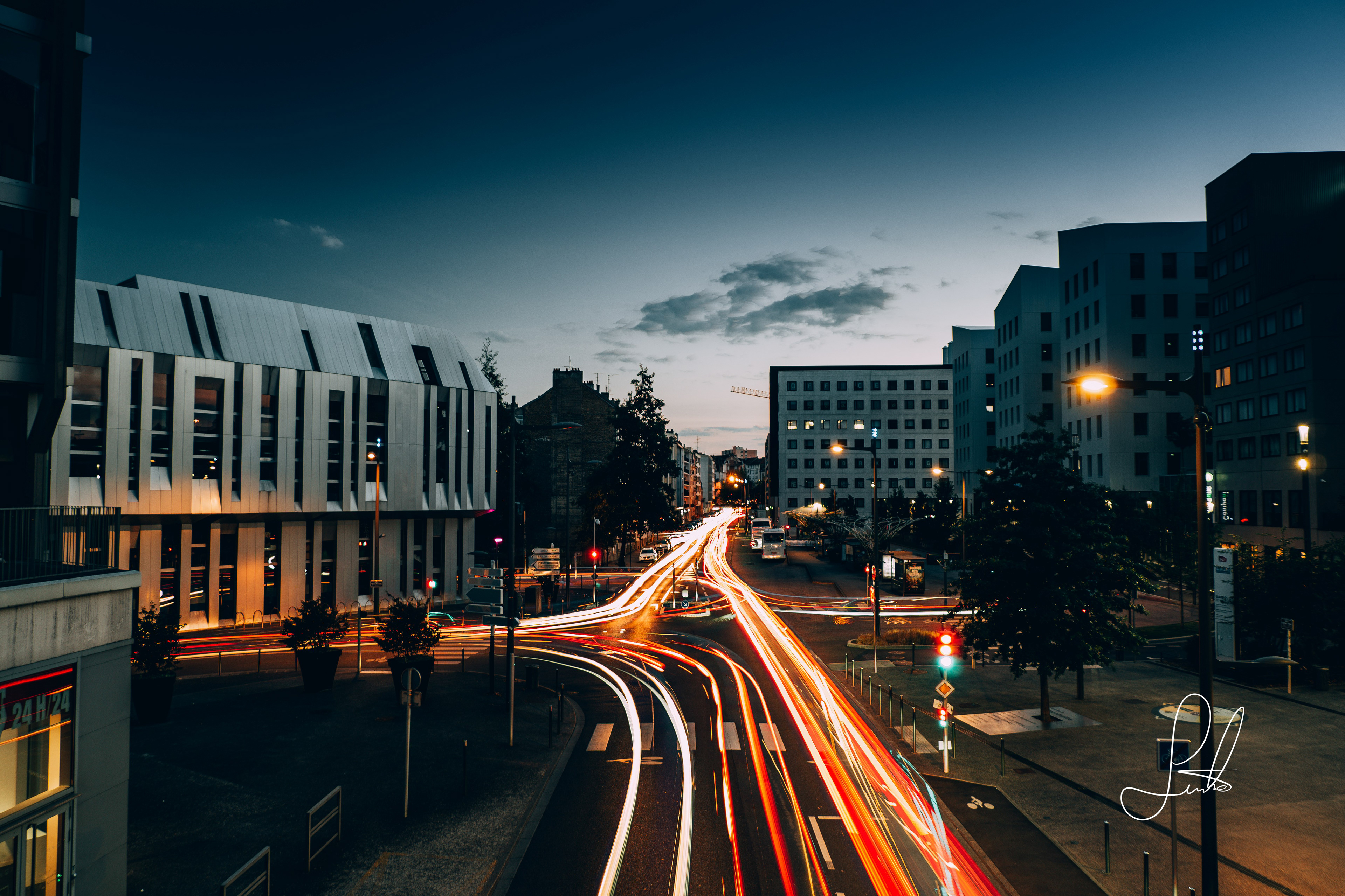 Stark befahrene Straße in Metz Frankreich