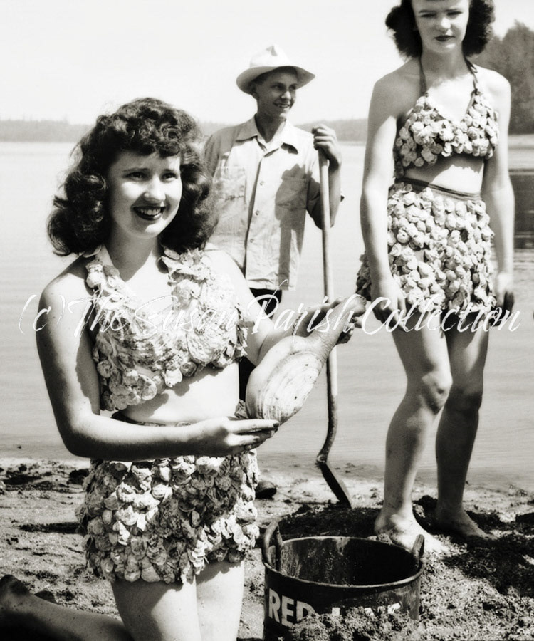 GEODUCK DERBY GIRL, 1946 (SEPIA)