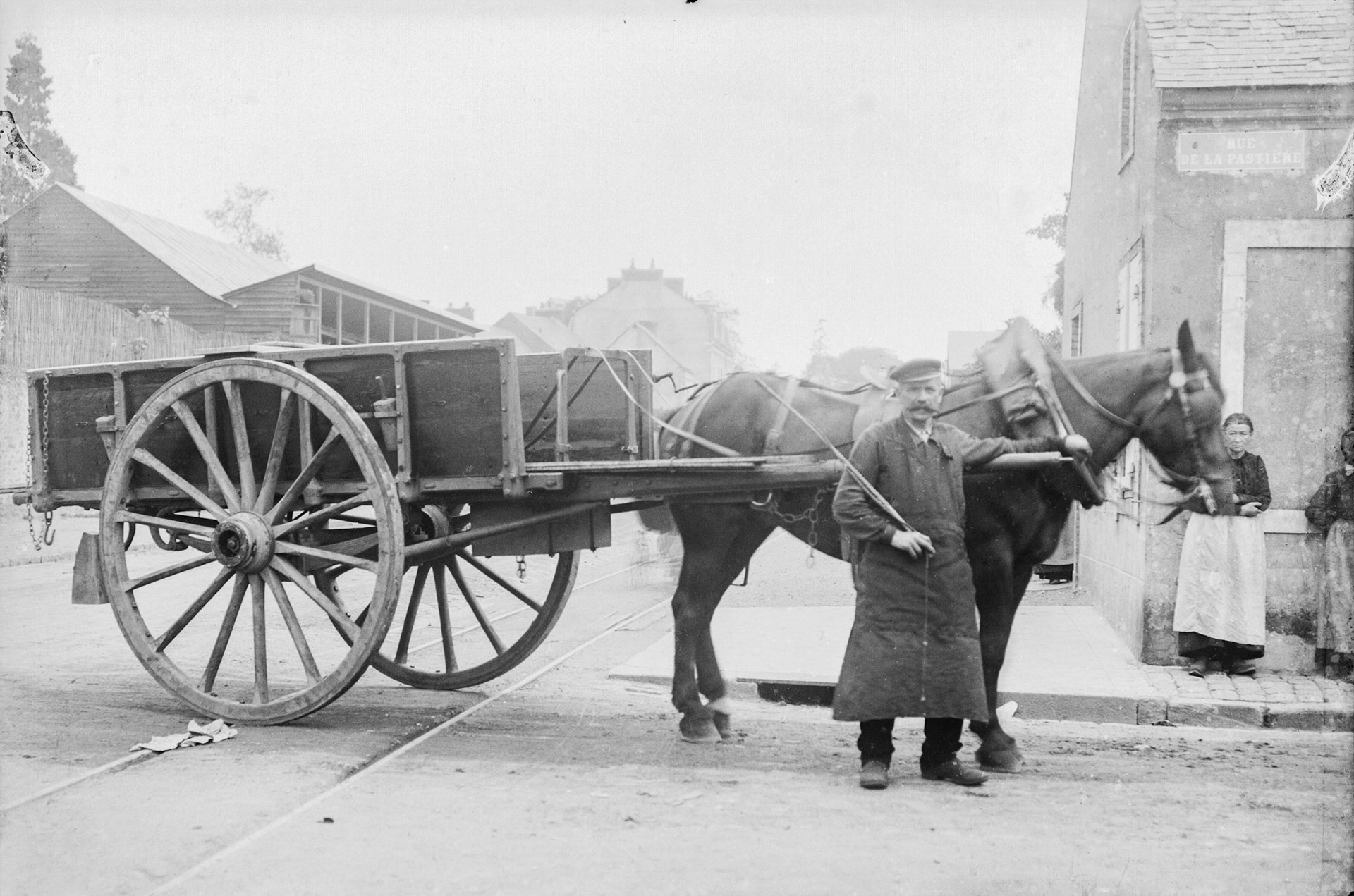 Eugène avec voiture - Rue de la Pastière, Le Mans