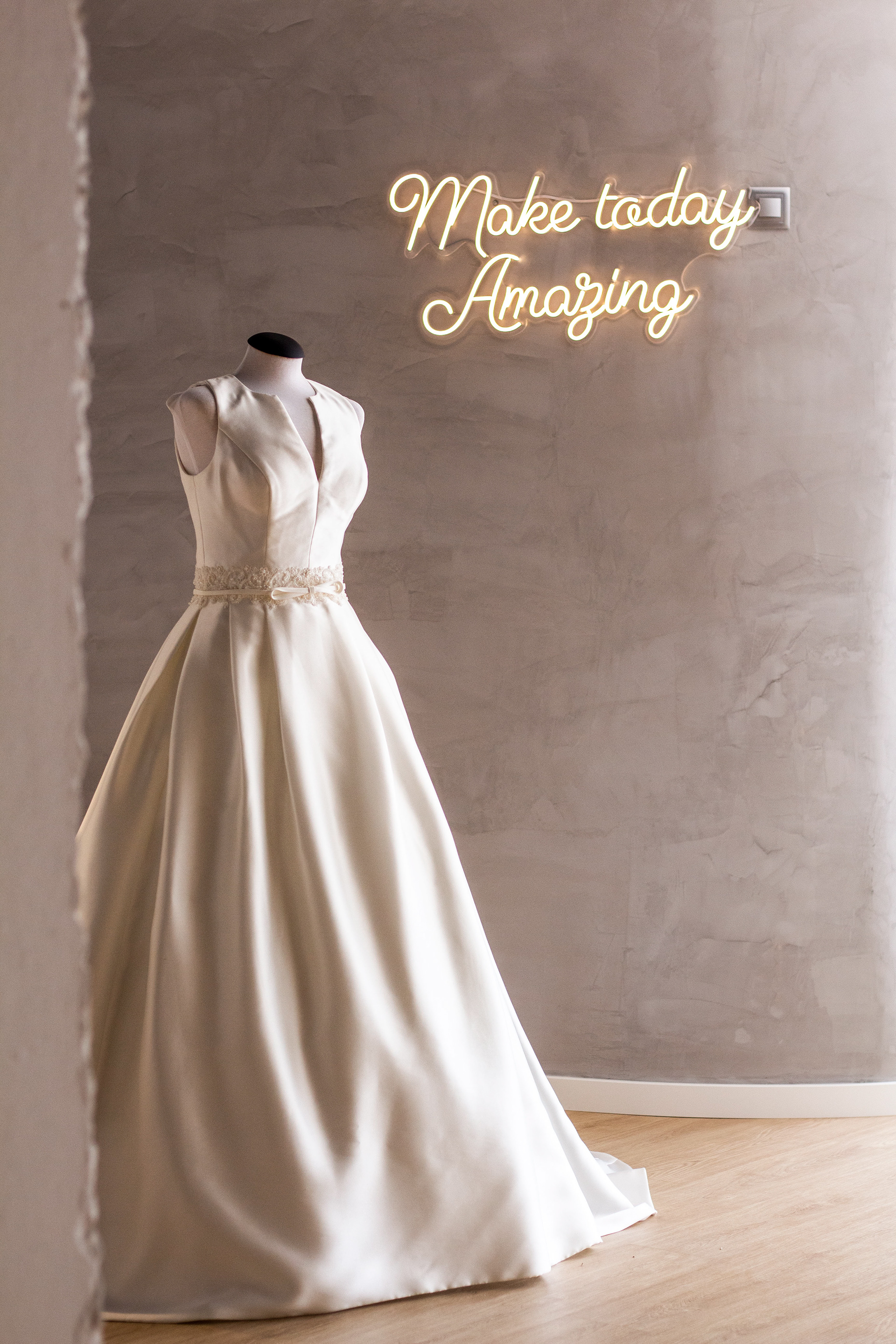 Vestido de noiva exposto em showroom Fatimar Noivas Braga