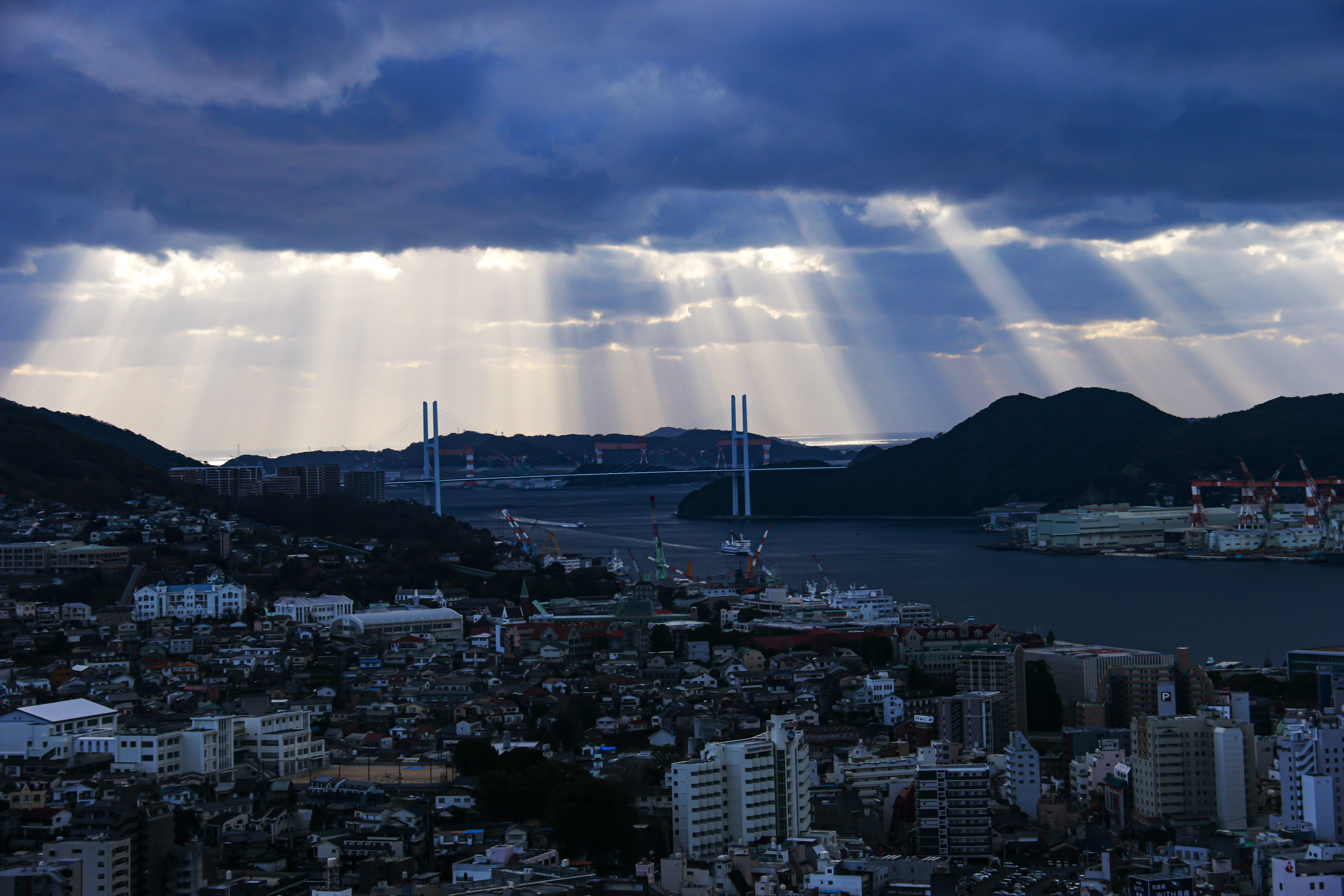 光芒に包まれる長崎港