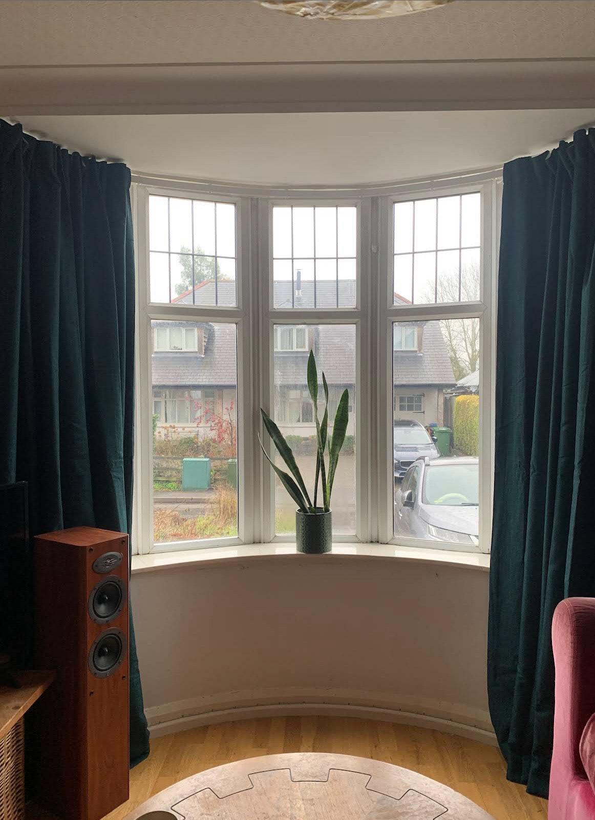 Hanging curved curtain track