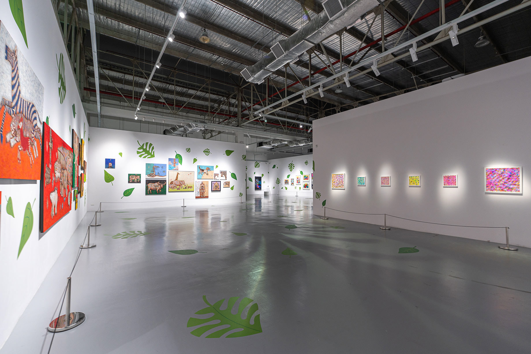 Works by Yuji Kanamaru (left) ©金丸悠児 and Go Ogawa (right) ©小川剛