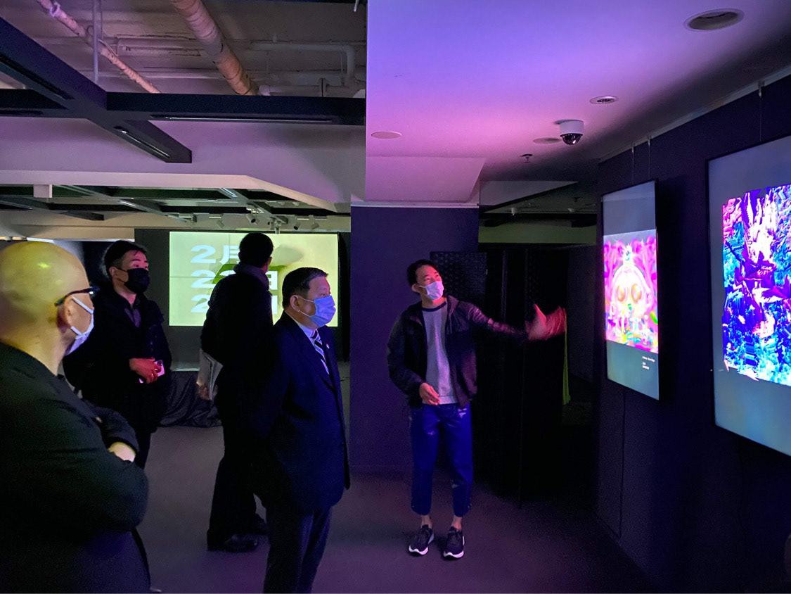 Ambassador of Singapore to Japan, Peter Tan given a personal tour by Curator Warren Wee