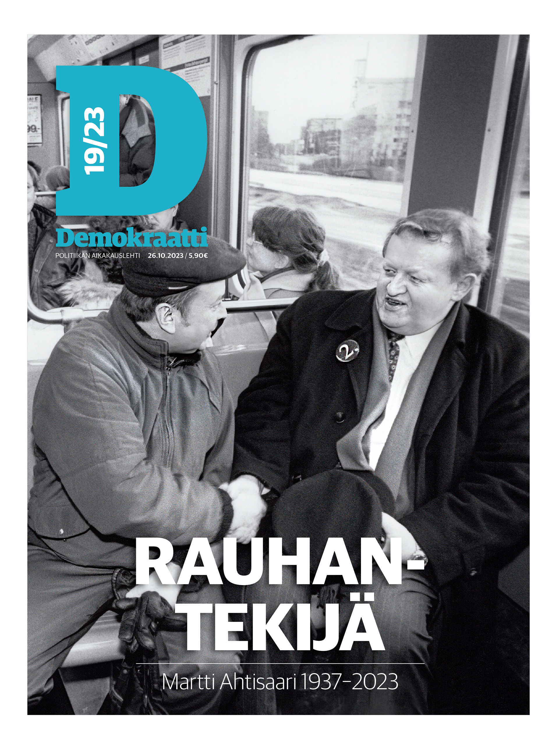 Demokraatti-lehden kansi, numero 19/2023. Mustavalkoisessa kuvassa presidentti Martti Ahtisaari istuu metrossa ja kättelee toista matkustajaa. Taustalla maisema junan ikkunasta. Otsikko: 'Rauhantekijä' ja teksti: Martti Ahtisaari 1937–2023. 