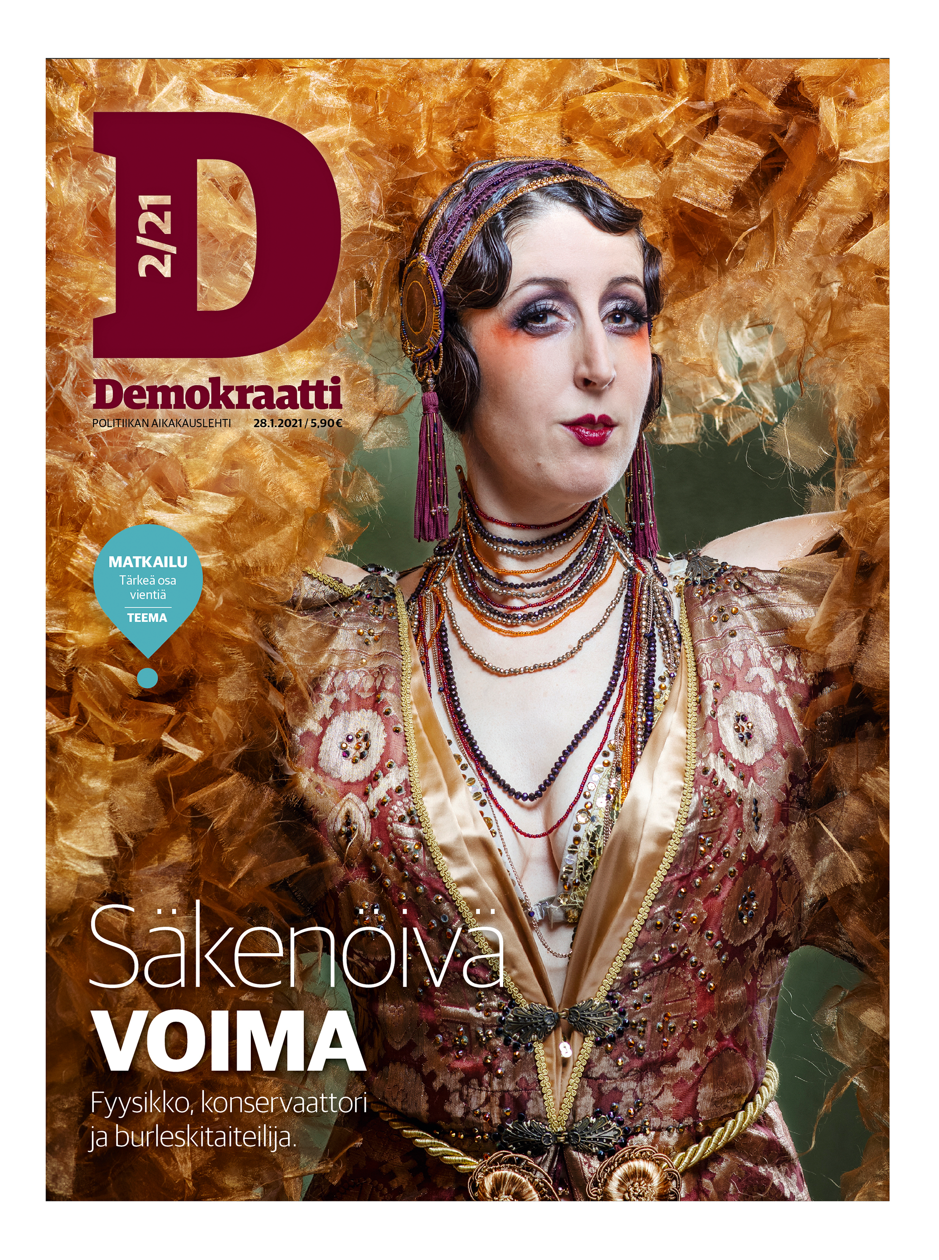 Demokraatti-lehden kansi, numero 2/2021. Kansi esittää näyttävästi pukeutunutta burleskitaiteilijaa. Naisella on tummat laineikkaat hiukset, näyttävä meikki ja runsaasti koruja. Kannessa on otsikko ”Säkenöivä voima – Fyysikko, konservaattori ja burleskitaiteilija”.