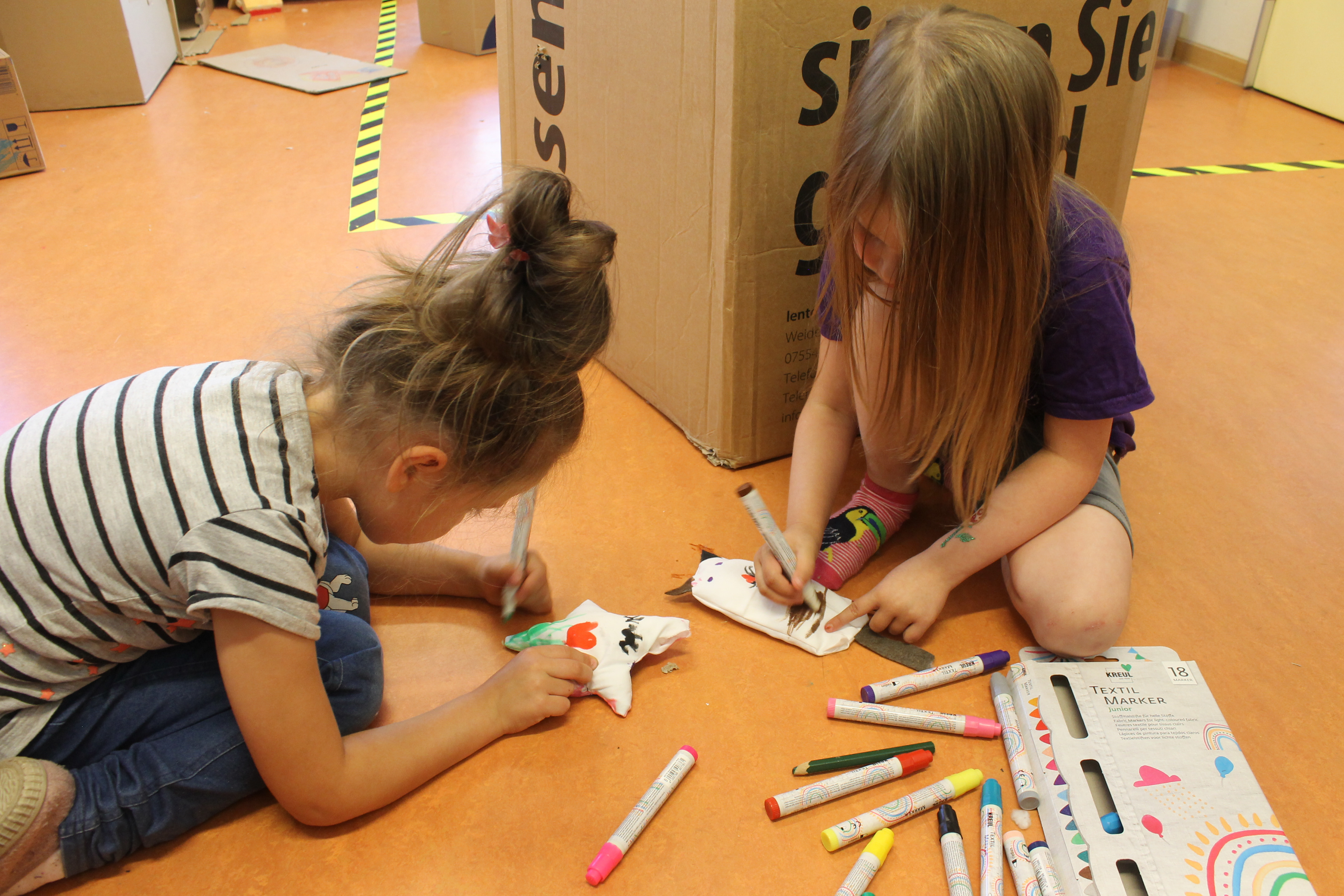 ... malen die Stoffe an ...