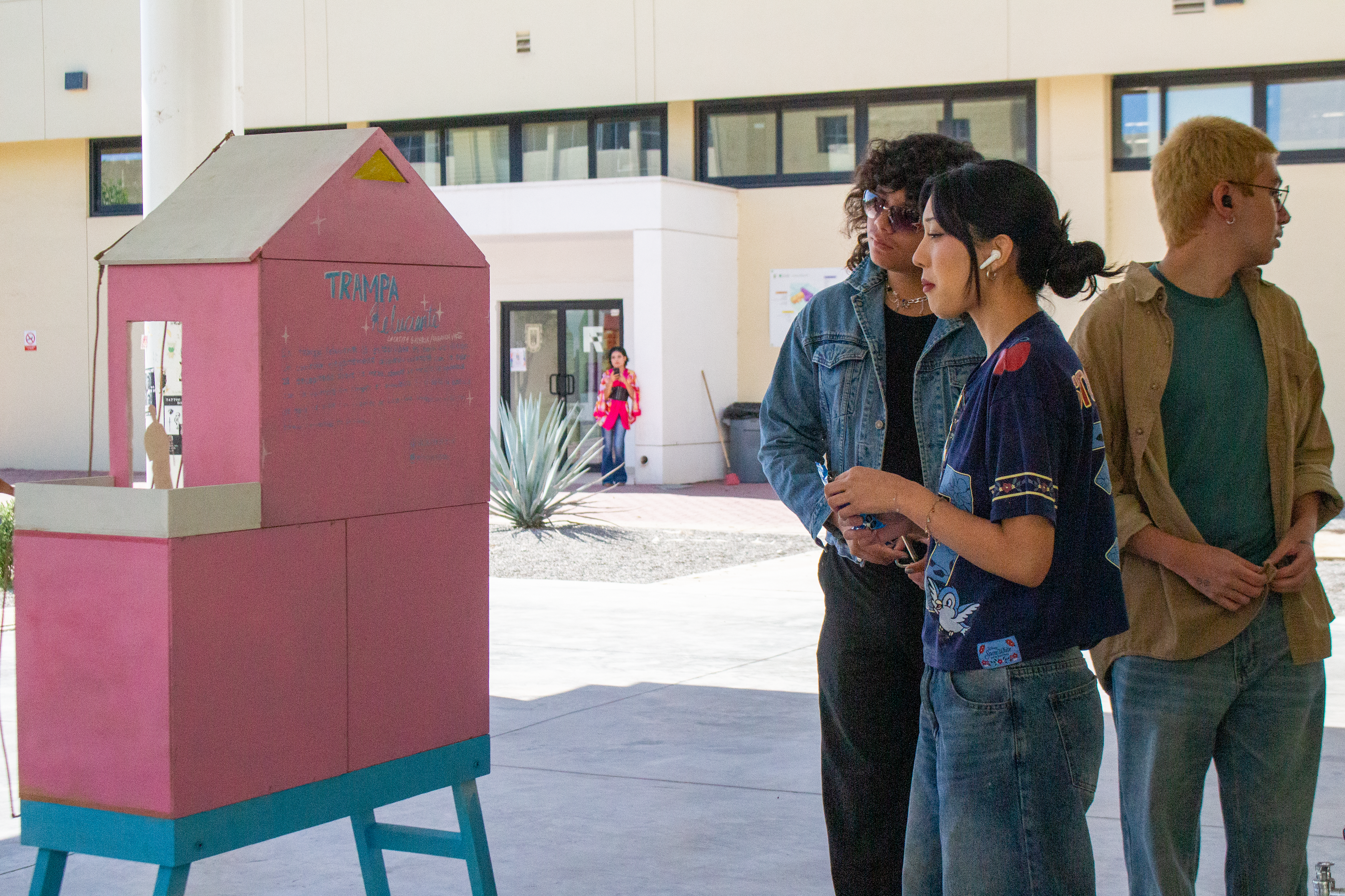 Presentación de "Trampa Reluciente" en La Facultad de Artes de la UABC. La Casita Galería X Muro Verde