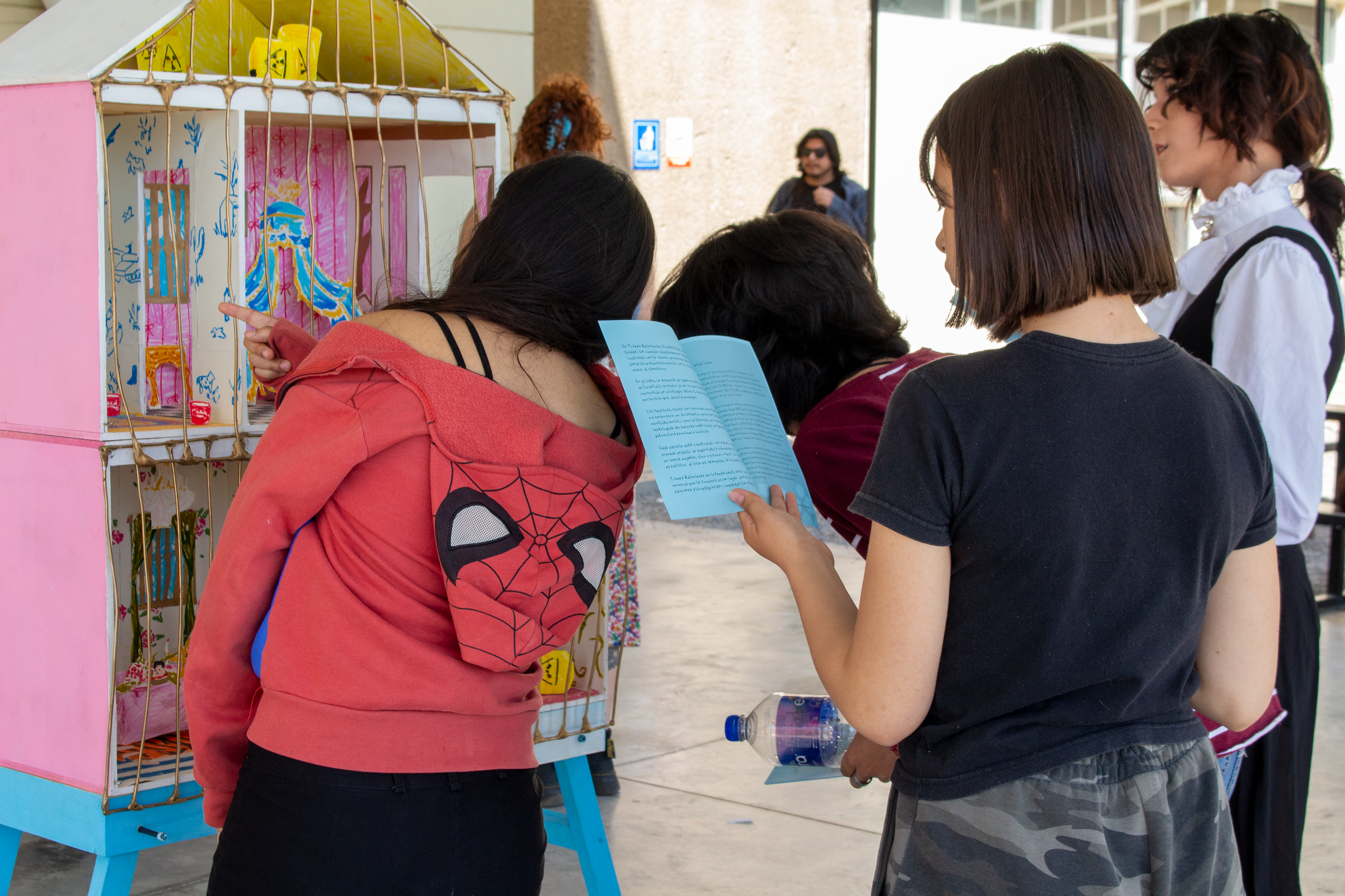 Presentación de "Trampa Reluciente" en La Facultad de Artes de la UABC. La Casita Galería X Muro Verde