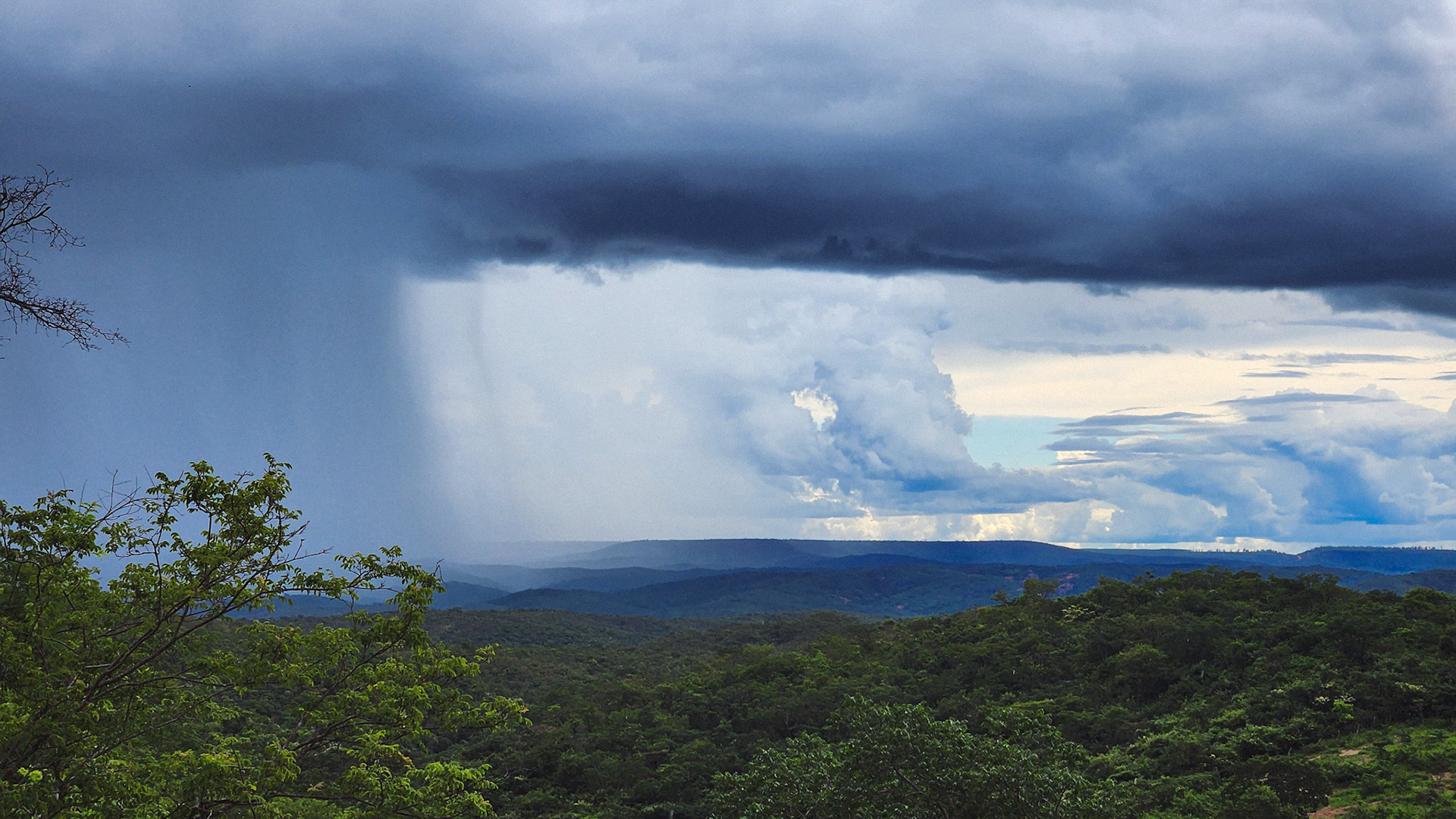 Temporada das chuvas. Quilombo do Macuco, Minas Novas, MG, Brasil.