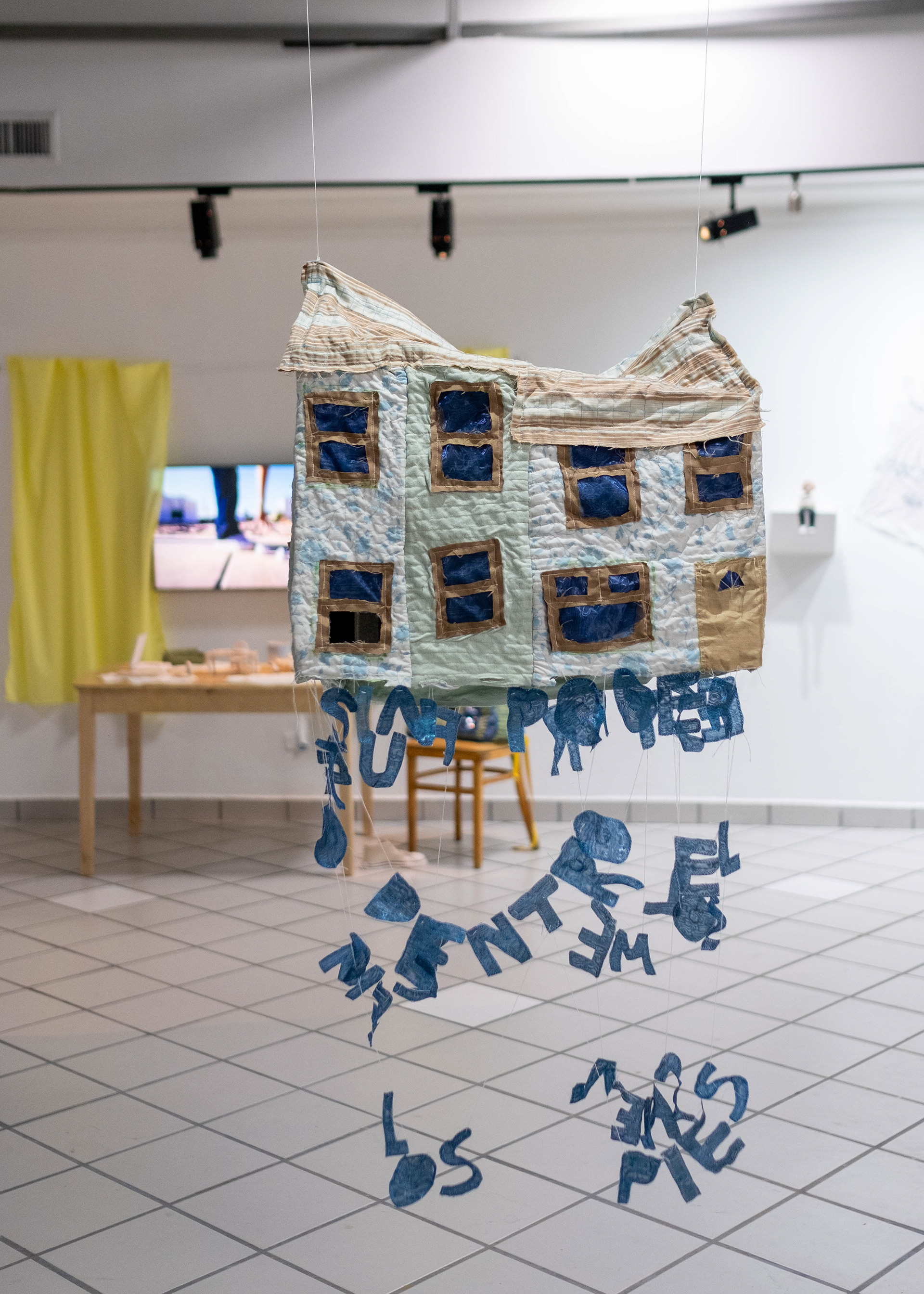 Siento que esto se está estirando Textil 140x40x40 cm 2024