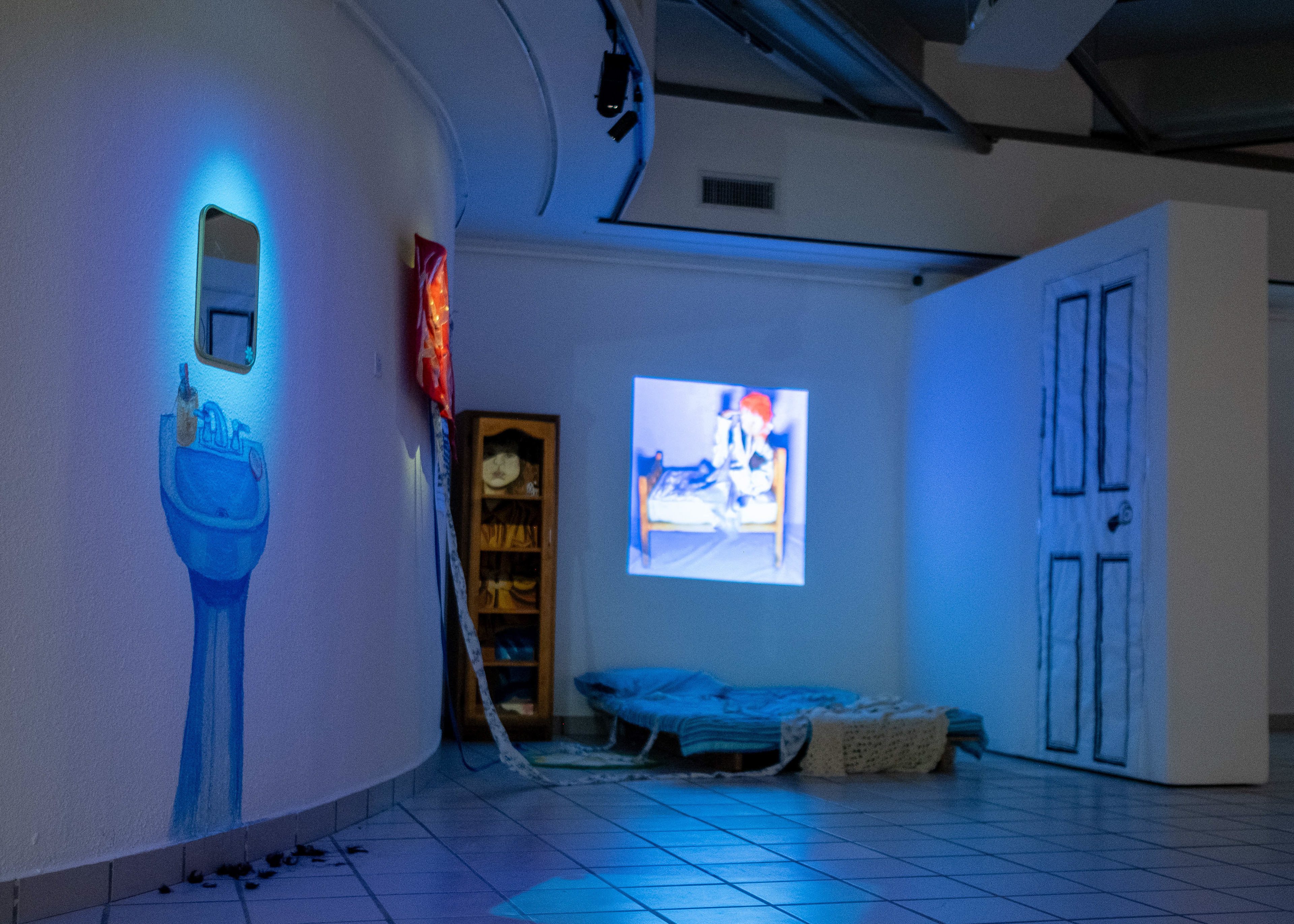 Aun estoy aquí (capacidad de asombro en resguardo) Alacena intervenida con pintura acrílica y cometa de textil 140x50x50cm 2024