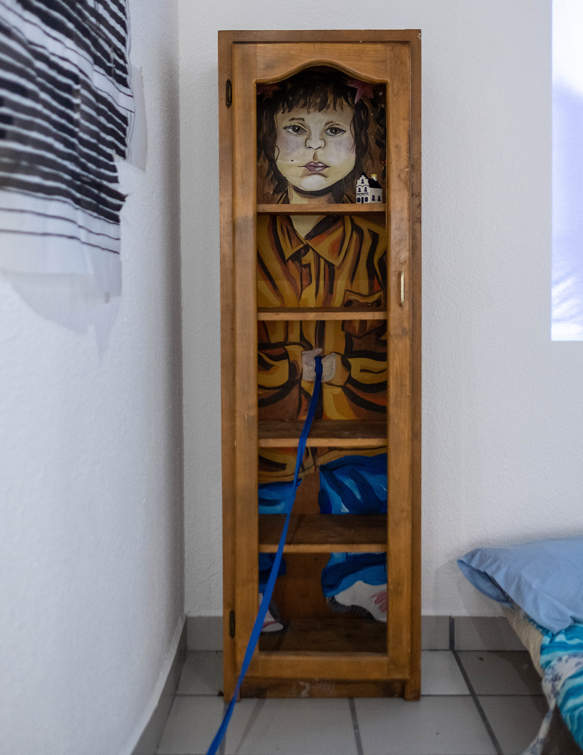 Aun estoy aquí (capacidad de asombro en resguardo) Alacena intervenida con pintura acrílica y cometa de textil 140x50x50cm 2024