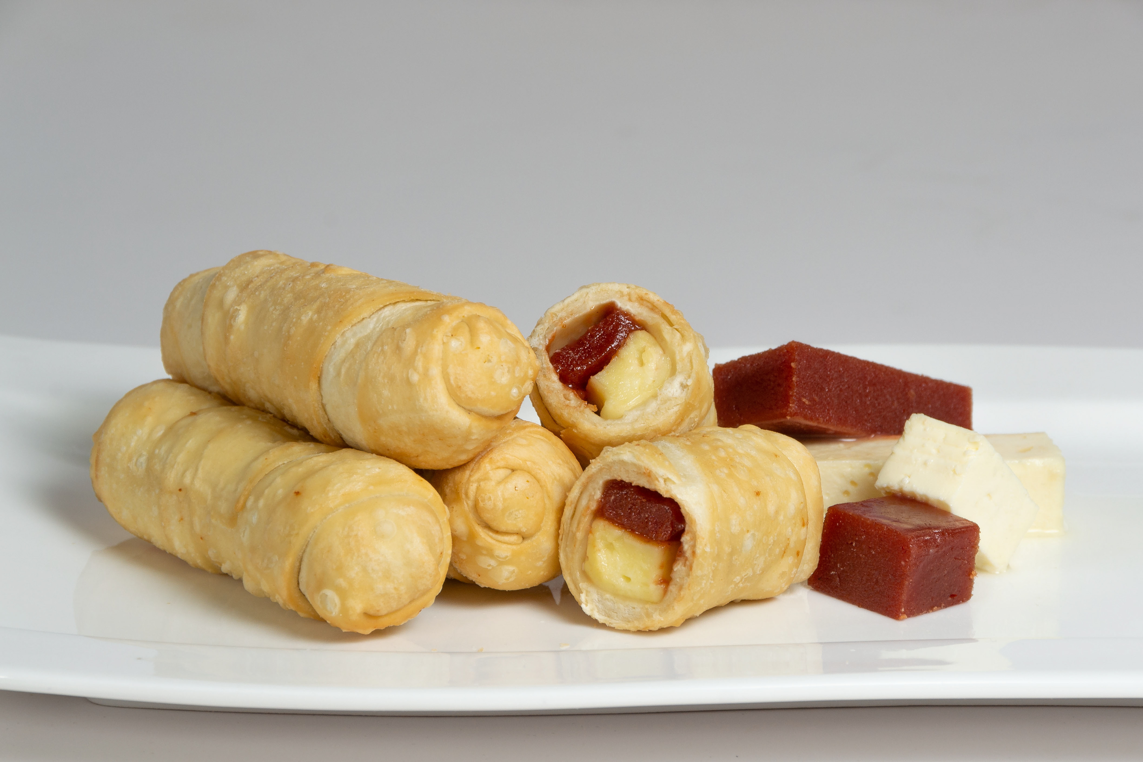 Tequeños de queso & dulce de guayaba