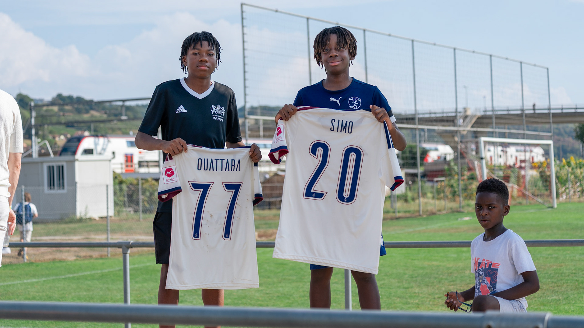 Jeunes avec maillot