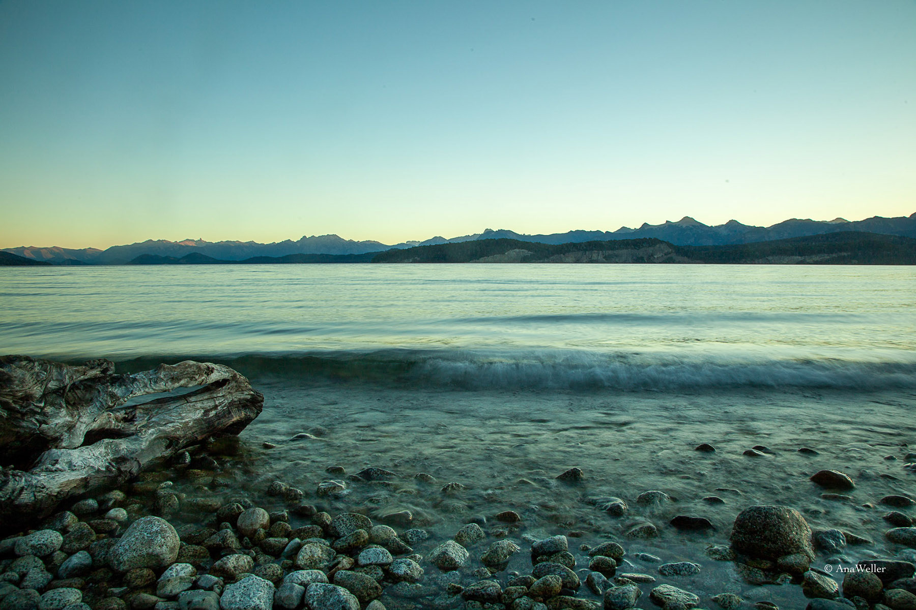 Blaue Stunde am Lago Nahuel Huapi - Argentinien.  Ich bin in Argentinien geboren- dieses Bild ist meine Heimat in einem Motiv.