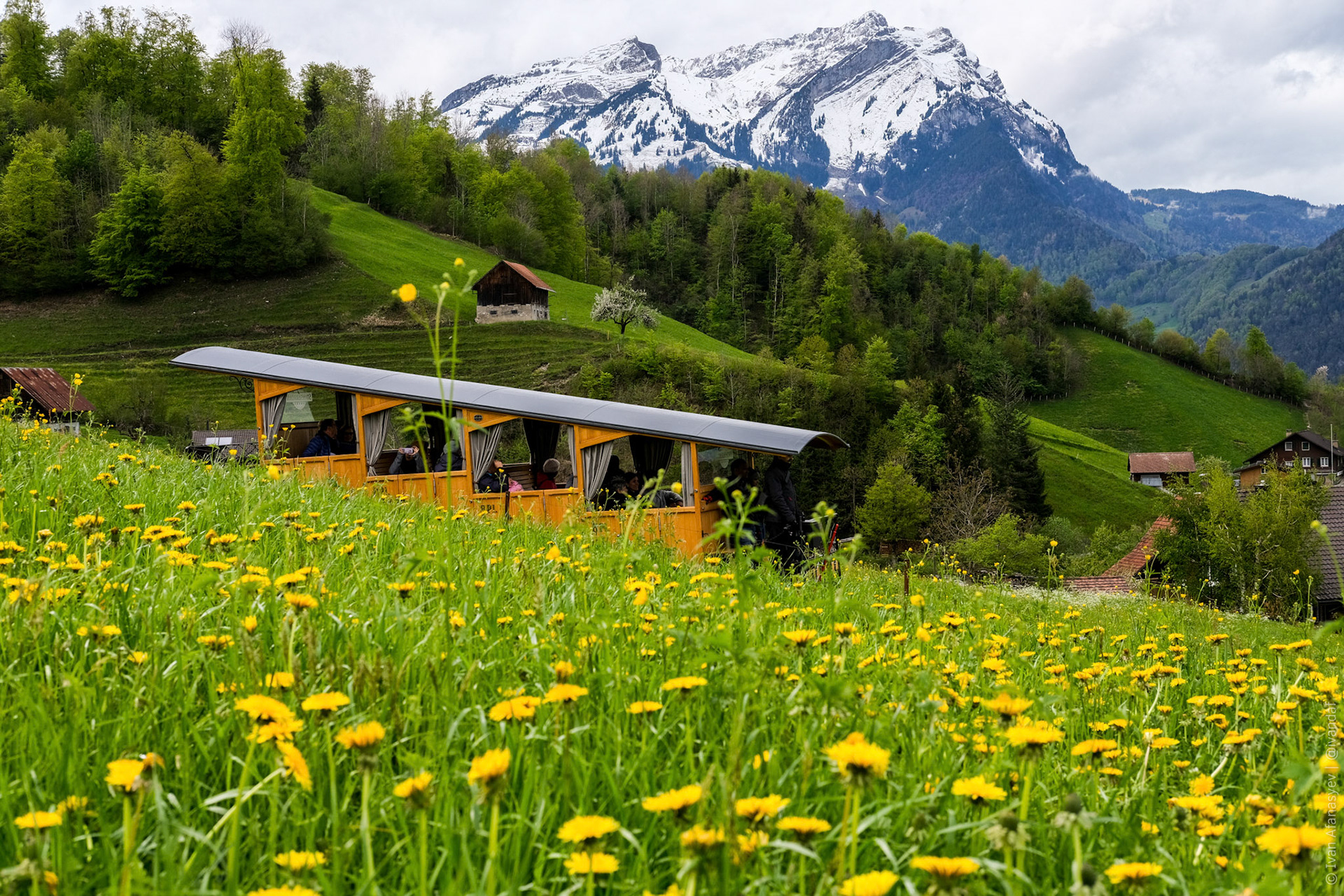 Один из самых дорогих подъемников в Швейцарии — на гору Stanserhorn. На двоих 150 франков. Дороже только на гору Pilatus.
Решили посмотреть на этот элитный подъемник со стороны и поднялись пешком бесплатно.