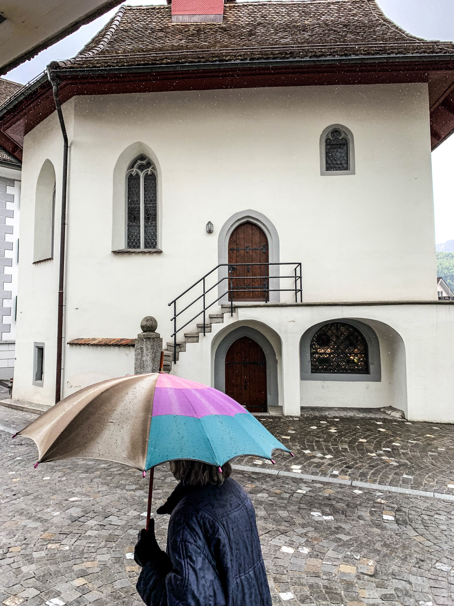 Швейцарцы (мы соприкасались с немецкоговорящими) часто не знают английского и совершенно об этом не переживают. Даже в относительно крупных городках, где в сезон точно толпы туристов. Видимо, большинство туристов или местные (в смысле немецкоговорящие европейцы) или китайцы (а их все равно хер поймёшь, они на английском часто тоже не очень-то). 
Не, ну во всяких Бернах, Люцернах, Цюрихах, конечно говорят.