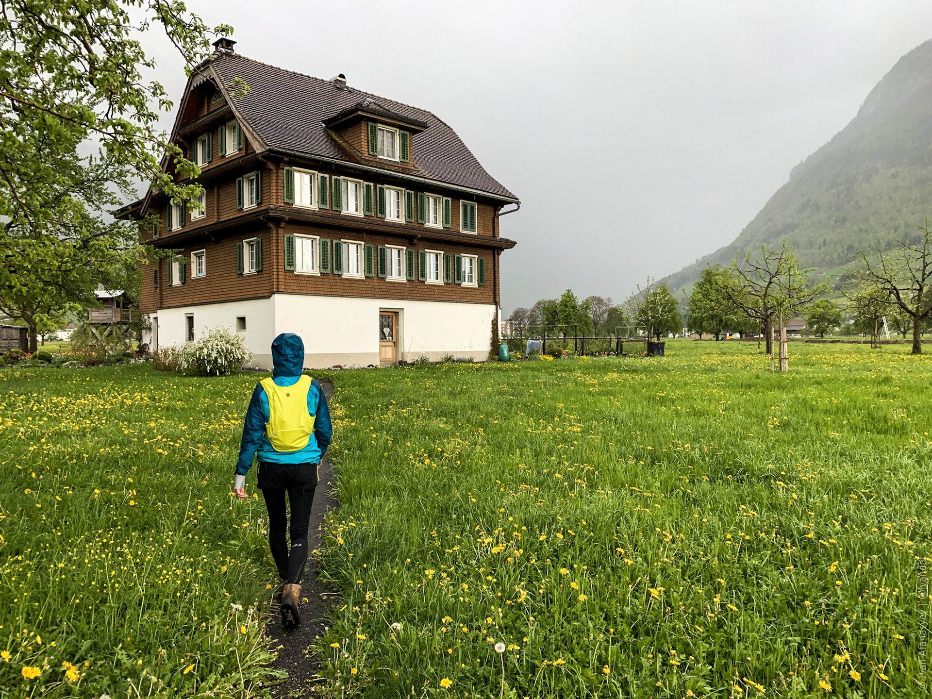 Все дорого: заночевать дешевле 100 франков на двоих невозможно (наверное только на сеновале (Schlaf im Stroh) или в редко встречающихся хостелах)
Все отели, b&b, маленькие семейные гостиницы абсолютно прекрасны: чистые, удобные, красивые. Чем меньше деревня, тем более улыбчивые и приветливые хозяева и душевнее завтрак.
Далеко не все хосты говорят по-английски. Это единственное место (в городе Stans), где мы заночевали ровно за 100 франков. При этом хозяйка не говорила по-английски и похоже, не провела нашу бронь официально (не дала никаких чеков и не взяла городской налог сверху). Естественно, мы не были против, тем более это была отличная комната с включенным завтраком, с окнами на горы, с кухней на этаже.