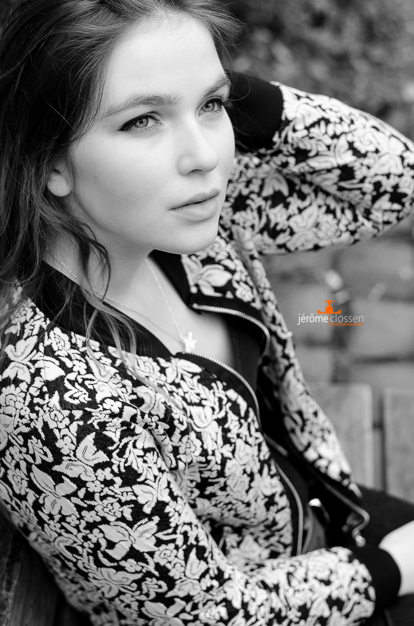 portrait / femme / rue / regard