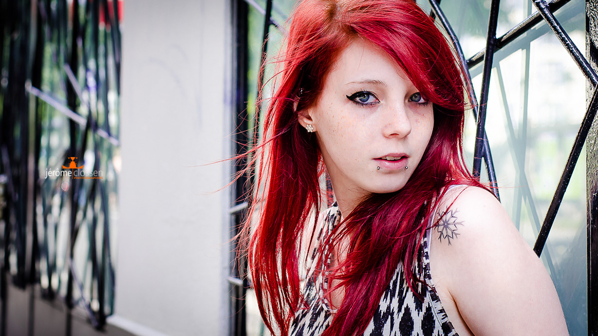 portrait / femme / rue / regard / Paris