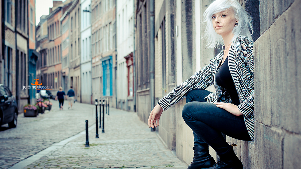 portrait / femme / ville / rue / Namur / regard