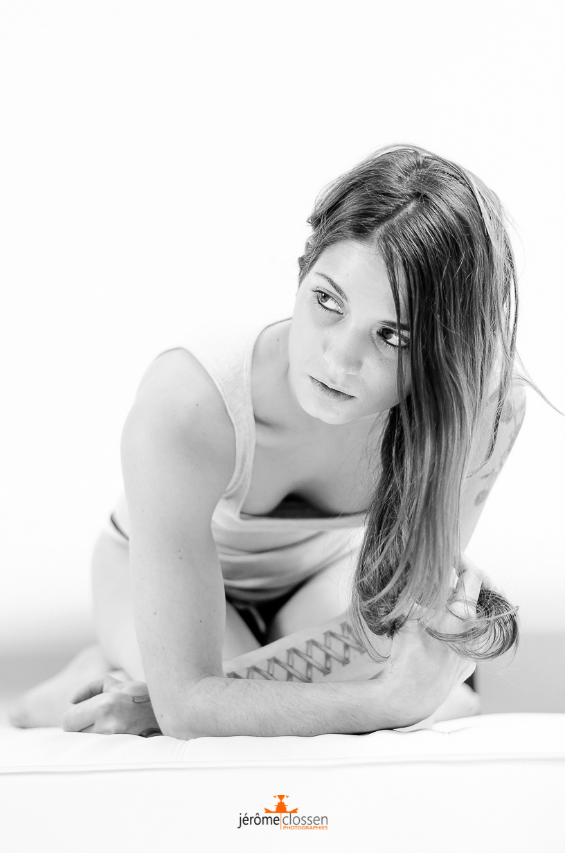 portrait / femme / studio / regard / attitude