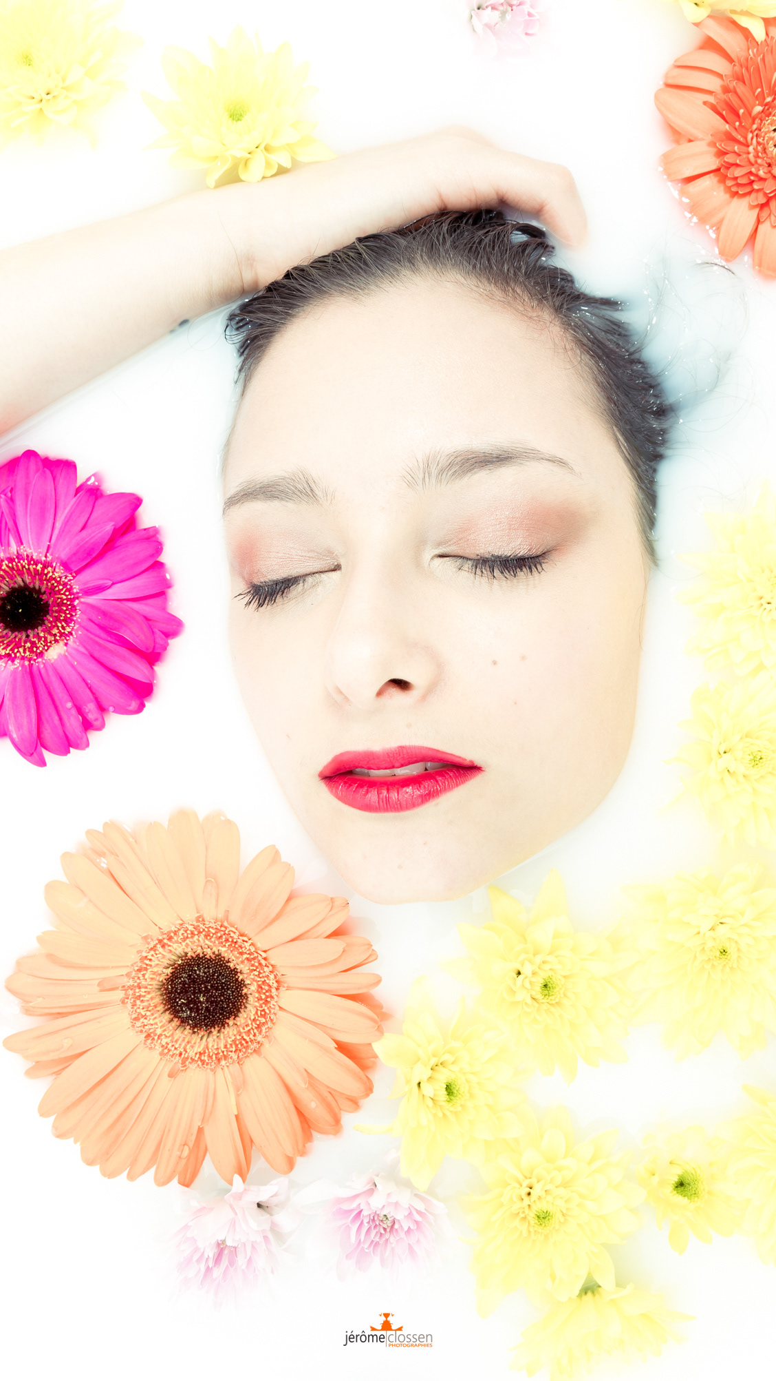 portrait / femme / studio / regard / baignoire / fleurs