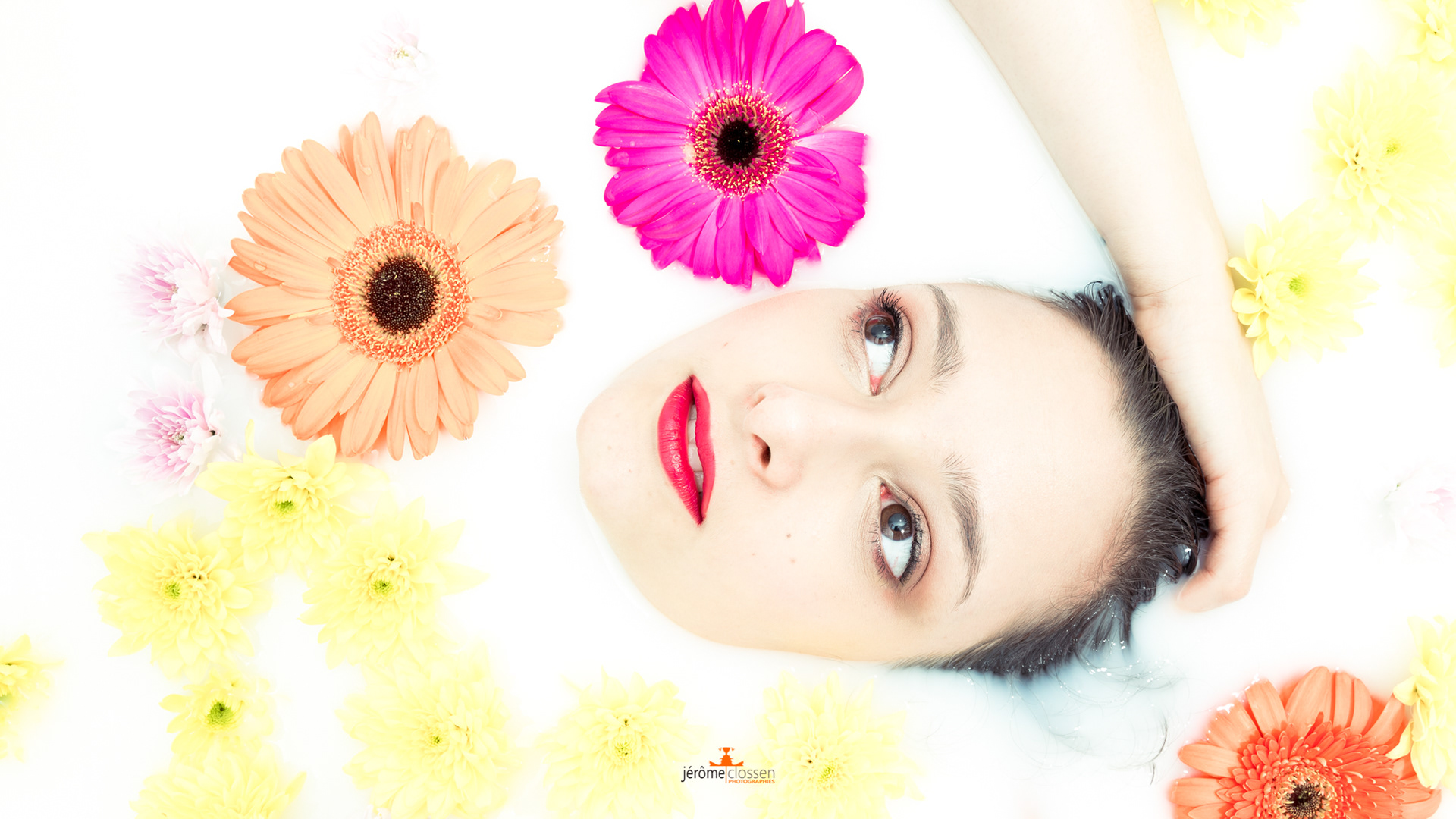 portrait / femme / studio / regard / baignoire / fleurs
