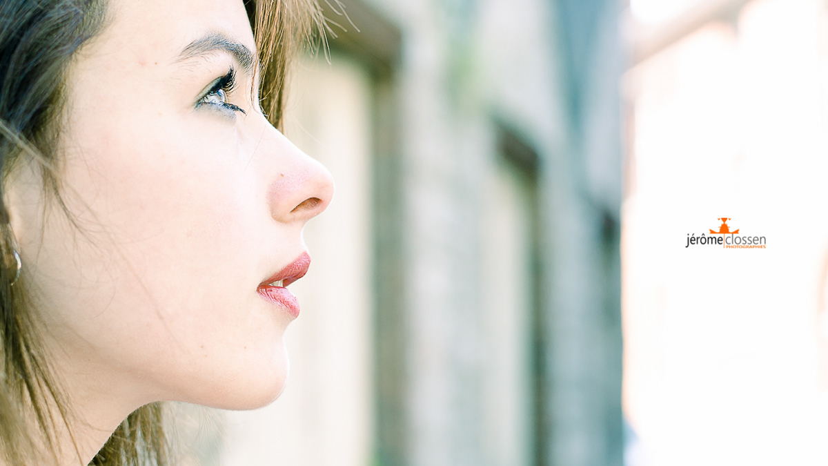 portrait / femme / rue / ville / regard